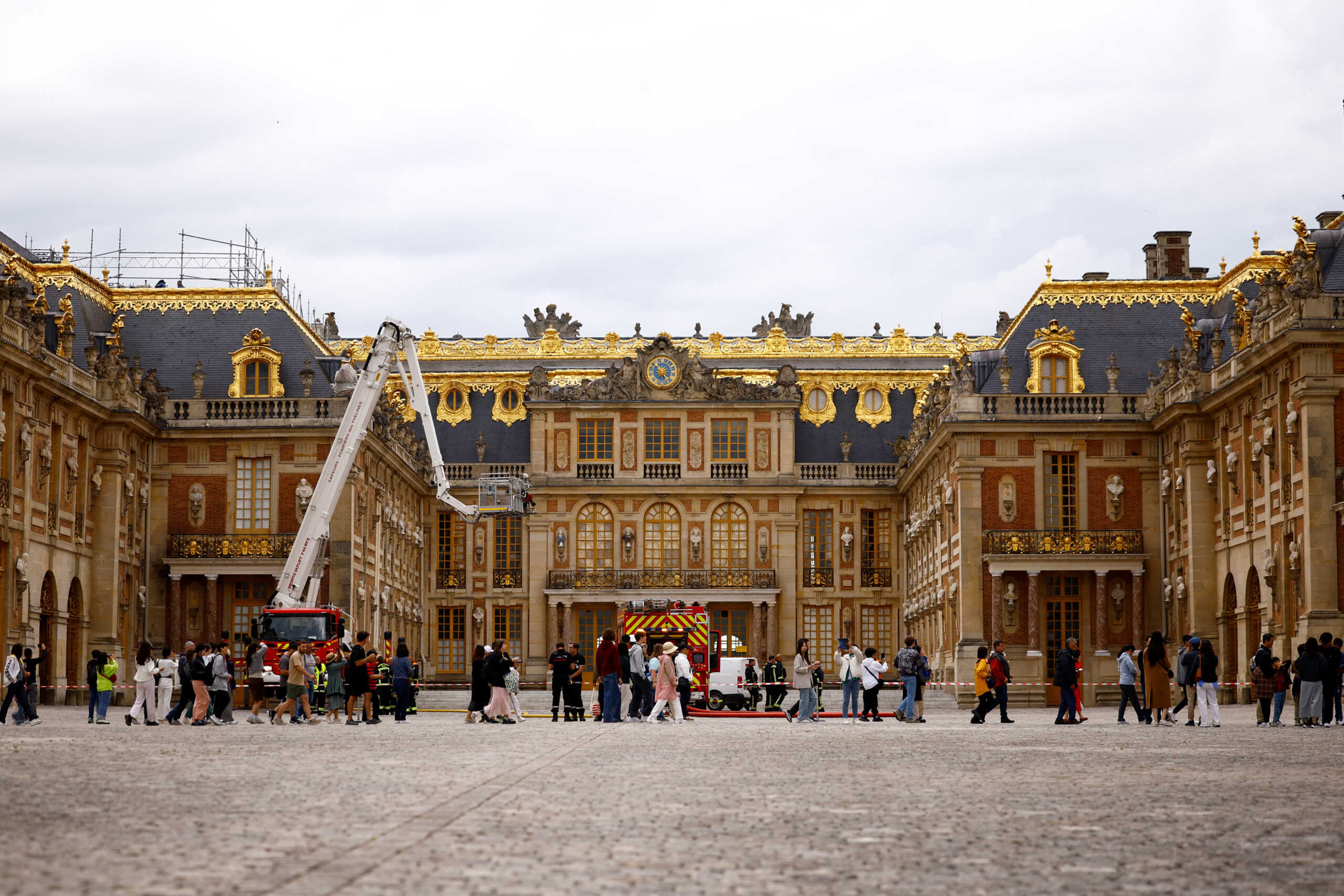 Γαλλία: Εκκενώνεται το Παλάτι των Βερσαλλιών – Επίθεση πλανόδιου με μαχαίρι
