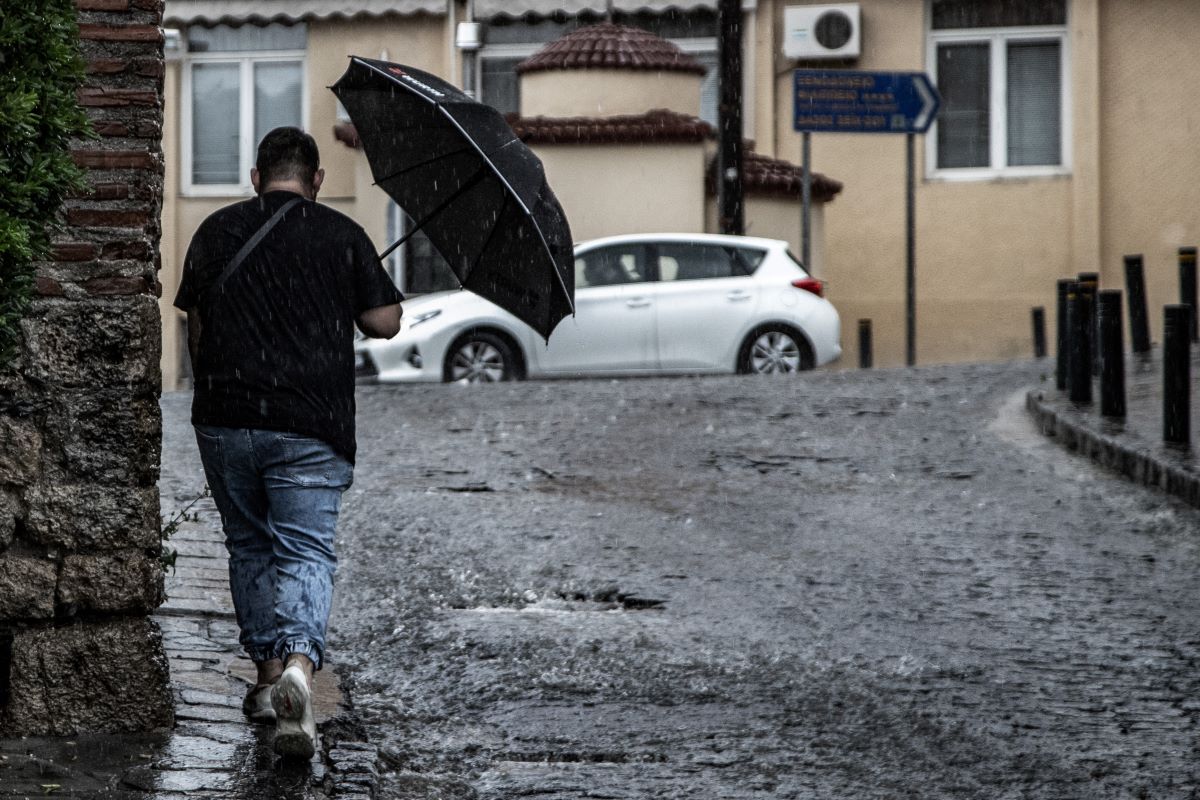 Κλέαρχος Μαρουσάκης: Μετά την μακρά περίοδο ξηρασίας, έρχονται δυνατές βροχές – Δεν είναι όλα καύσωνας  