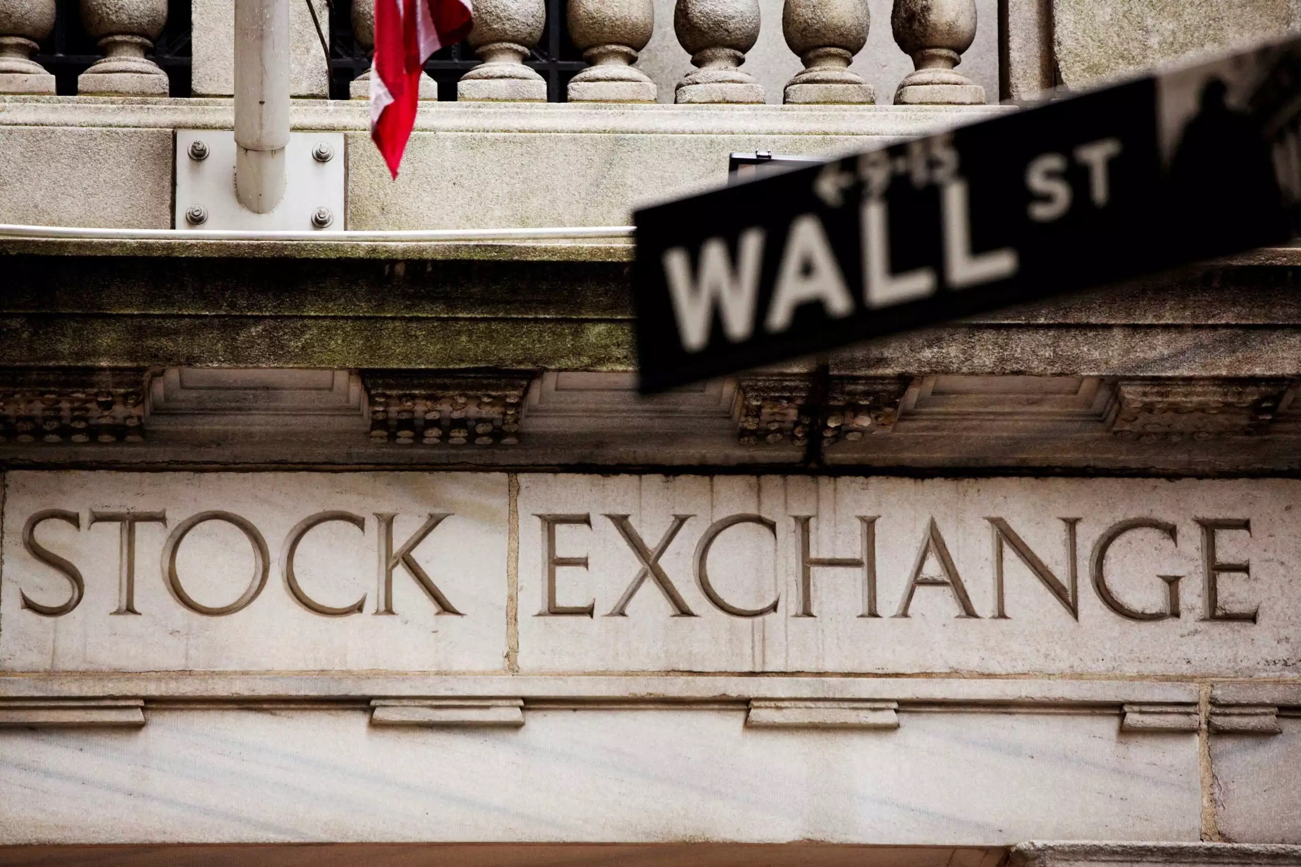 Wall Street: Σημάδια σταθεροποίησης μετά την απώλεια 533 μονάδων για τον Dow Jones