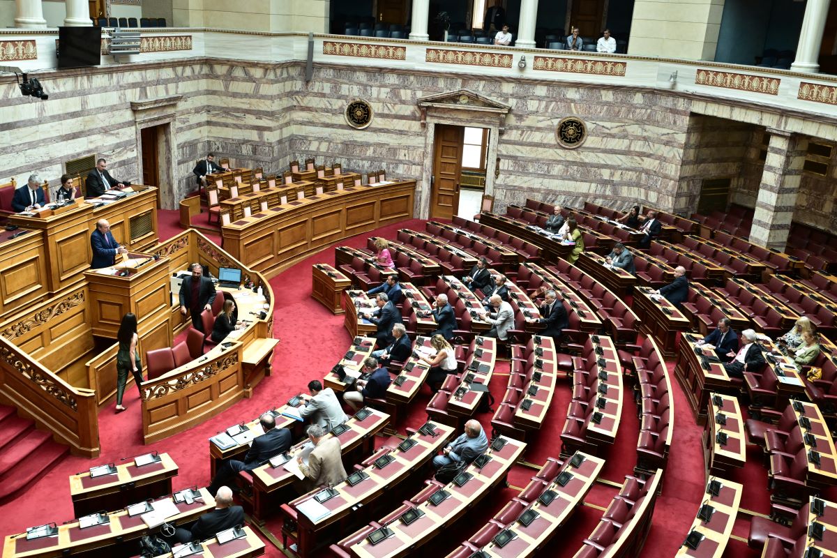 Βουλή: Ψηφίστηκε από ΝΔ και ΠΑΣΟΚ η συμφωνία συγχώνευσης της Attica Bank με την Παγκρήτια Τράπεζα