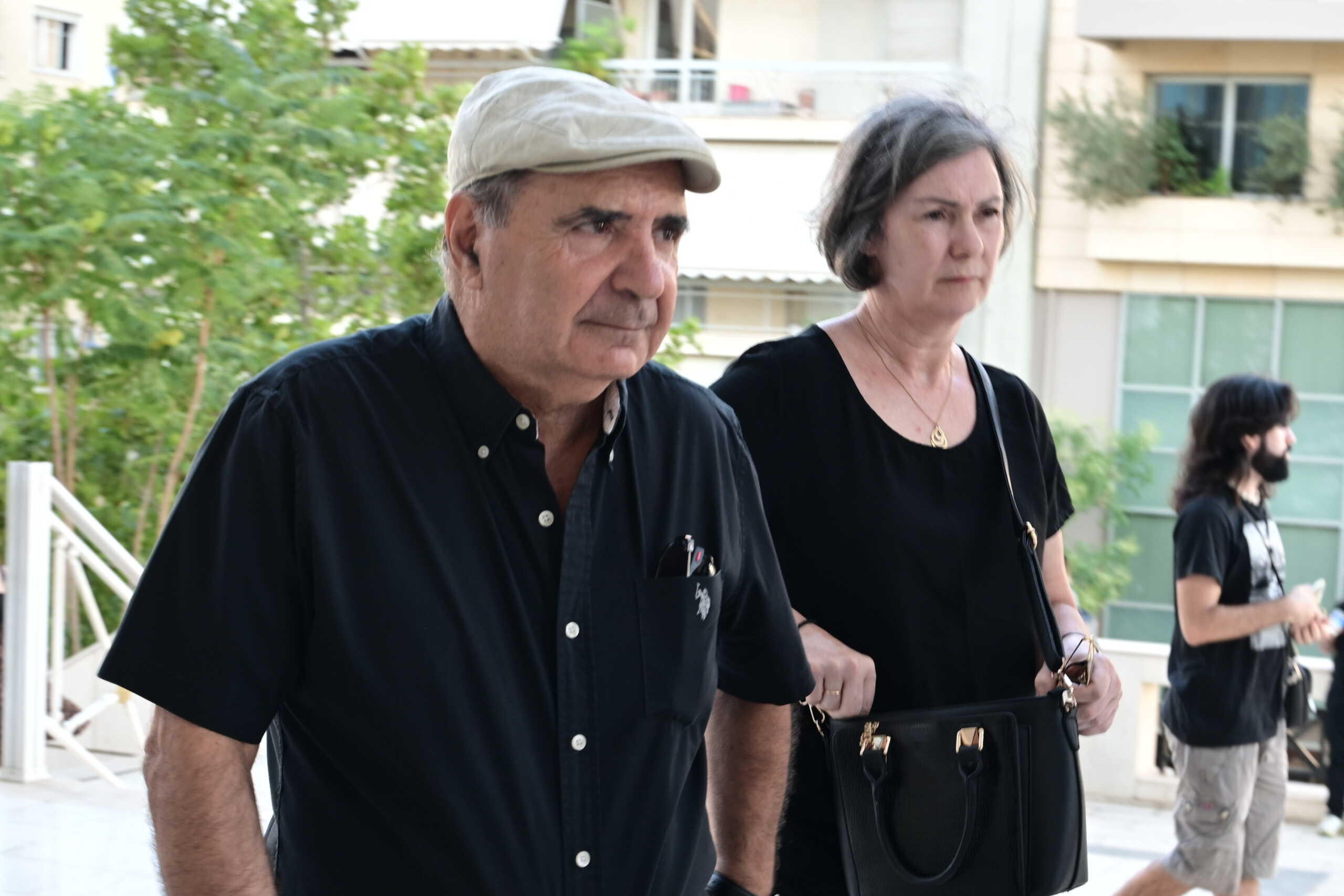 Ζακ Κωστόπουλος: Κάθειρξη 5 ετών στον κοσμηματοπώλη και 6 στον μεσίτη – Οργή και κλάματα για την απόφαση