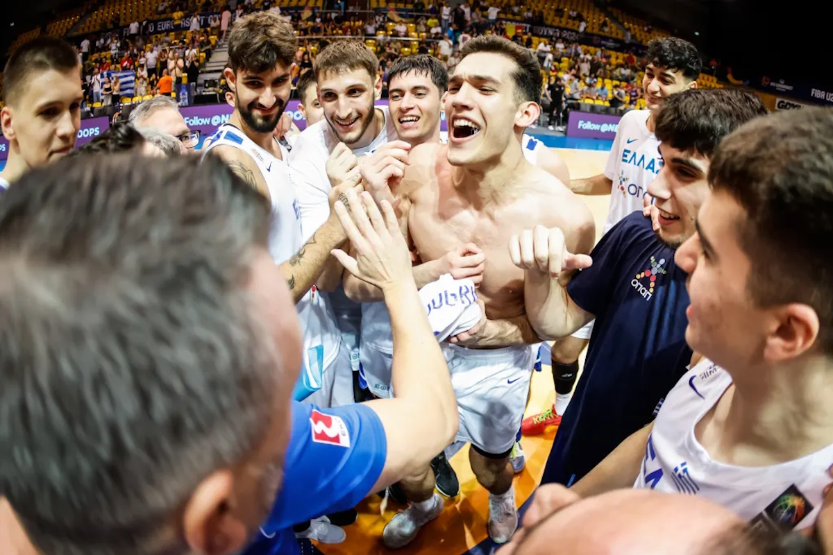Η Εθνική Νέων Ανδρών έκανε χαμό στα αποδυτήρια: «Ελλάς ολε, ολε μετά το χάλκινο μετάλλιο στο Eurobasket U20»