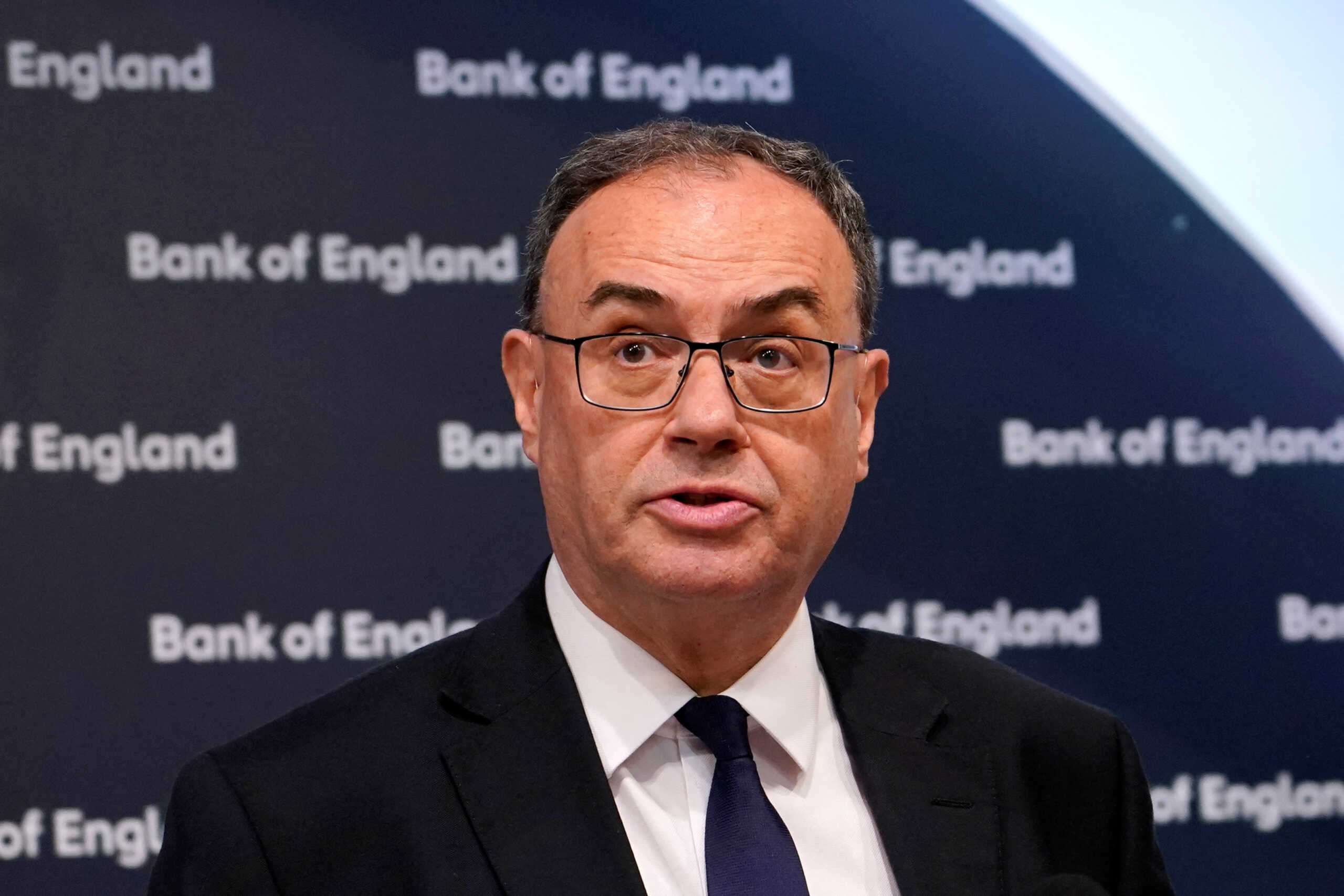 Τράπεζα της Αγγλίας: Πρώτη μείωση επιτοκίων μετά από 4 χρόνια – Κανένα «σινιάλο» για επόμενη κίνηση