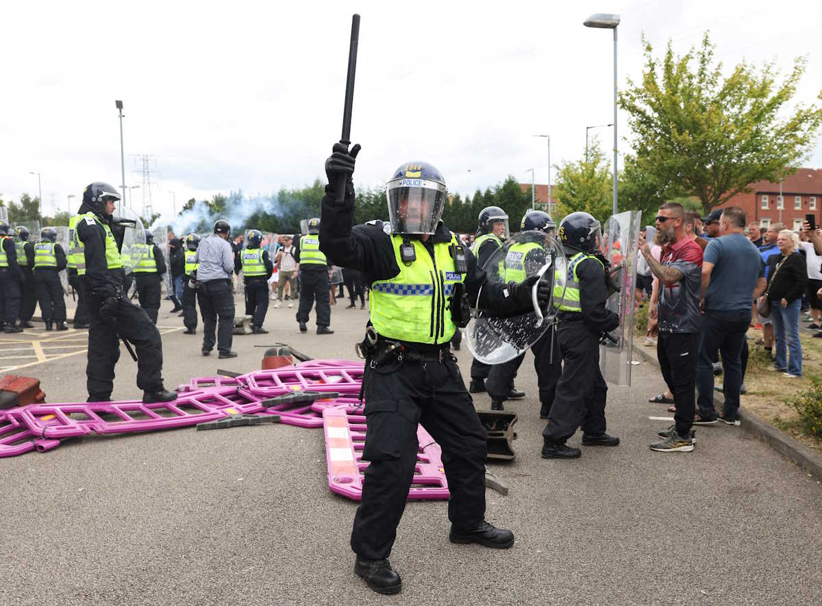 Βρετανία: Βίαιες ταραχές σε πόλεις της Αγγλίας στις αντιμεταναστευτικές διαδηλώσεις
