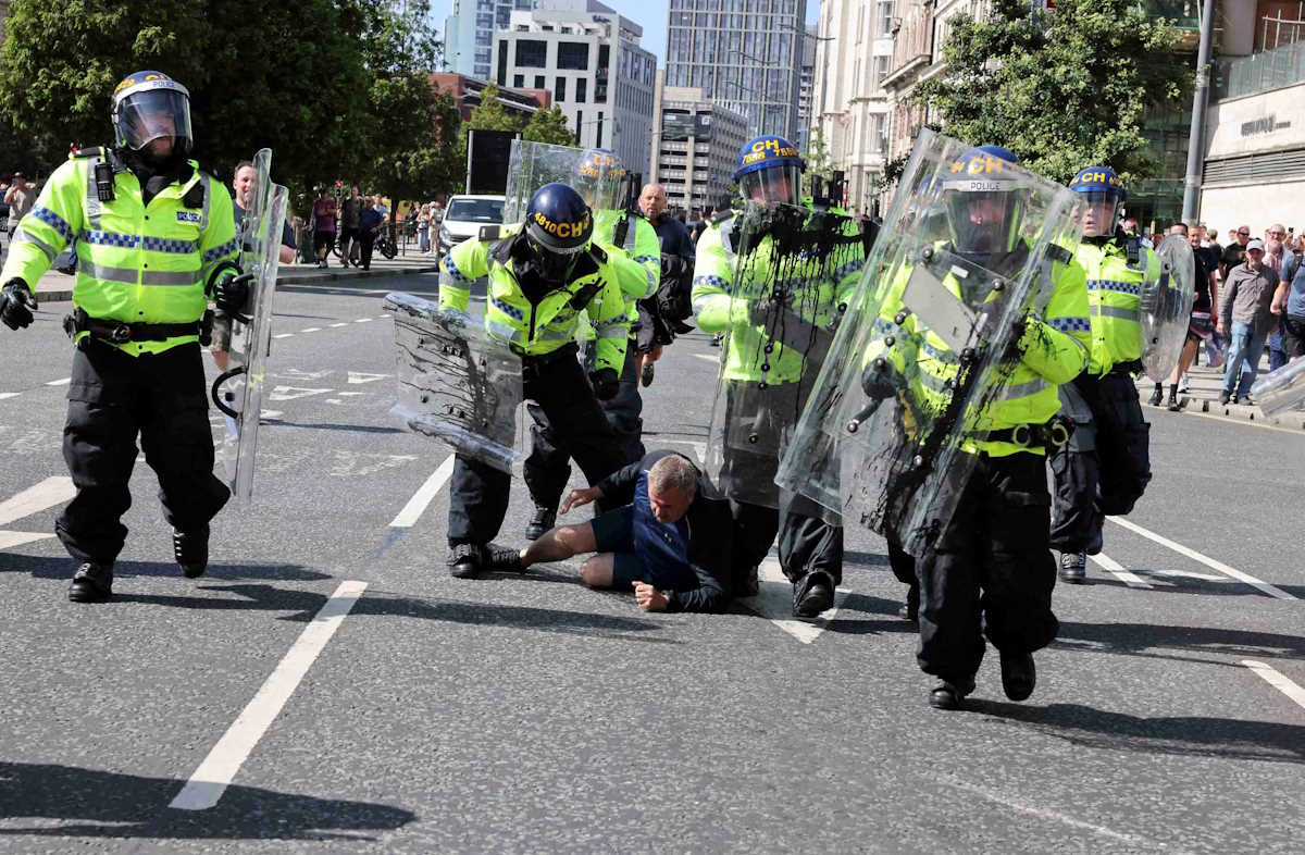 Βρετανία: Ταραχές σε αντιισλαμικές διαδηλώσεις σε Λίβερπουλ, Μάντσεστερ, Μπέλφαστ μετά τα γεγονότα στο Σάντερλαντ