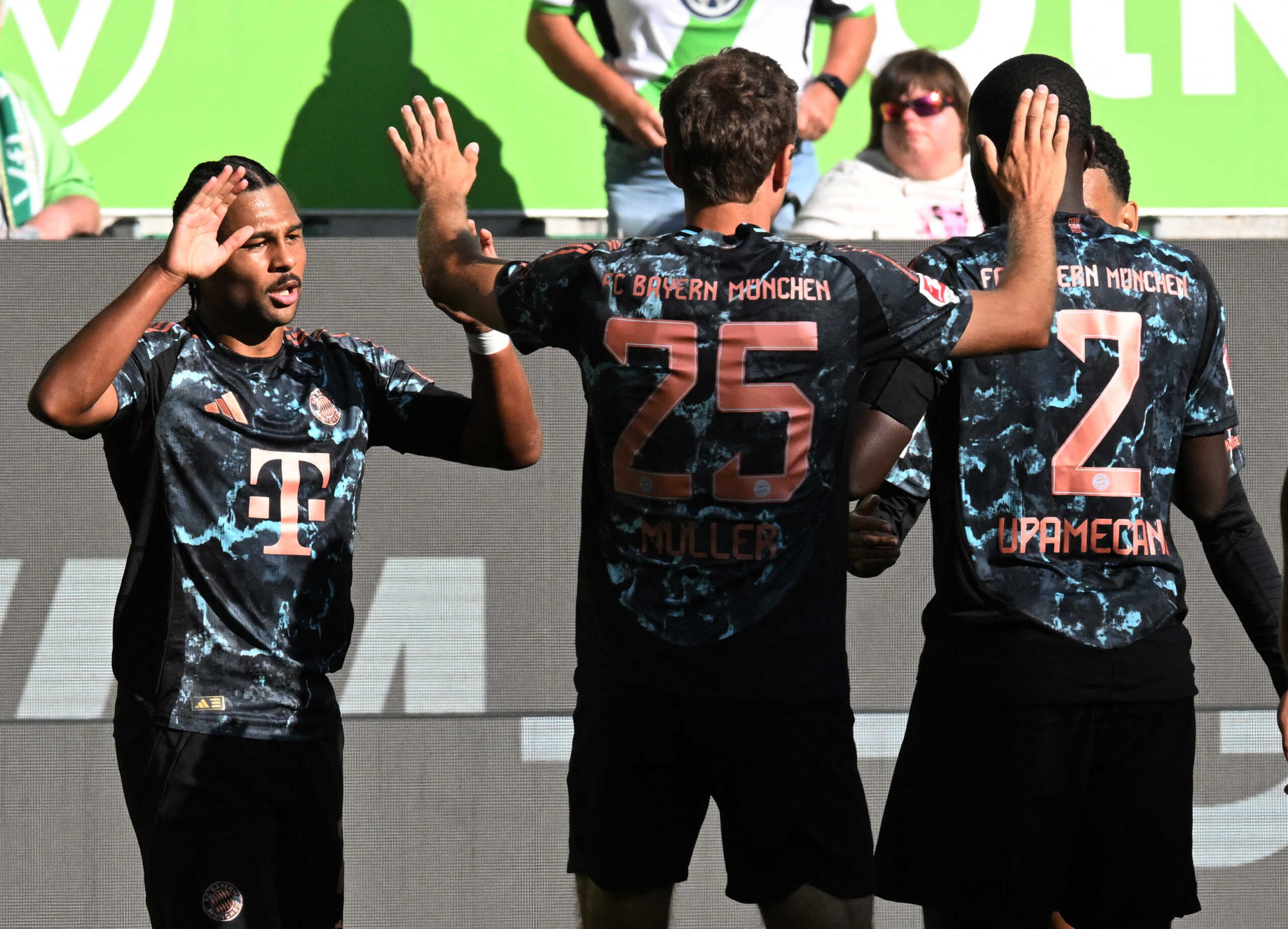 Soccer Football - Bundesliga - VfL Wolfsburg v Bayern Munich - Volkswagen Arena, Wolfsburg, Germany - August 25, 2024 Bayern Munich's Serge Gnabry celebrates scoring their third goal with teammates REUTERS