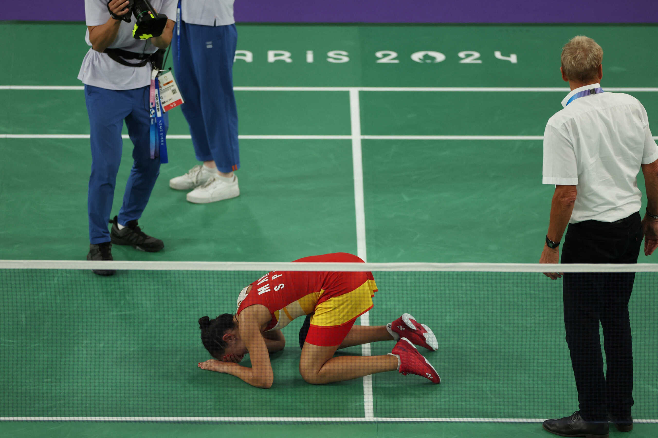 Paris 2024 Olympics - Badminton - Women's Singles Semifinals - Porte de La Chapelle Arena, Paris, France - August 04, 2024. Carolina Marin of Spain reacts after retiring from the match against Bing Jiao He of China. REUTERS