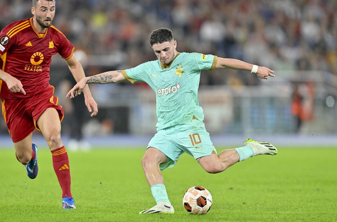 epa10941614 Slavia Prague’s Christos Zafeiris (R) in action during the UEFA Europa League group G soccer match AS Roma vs SK Slavia Prague at Olimpico stadium in Rome, Italy, 26 October 2023.  EPA