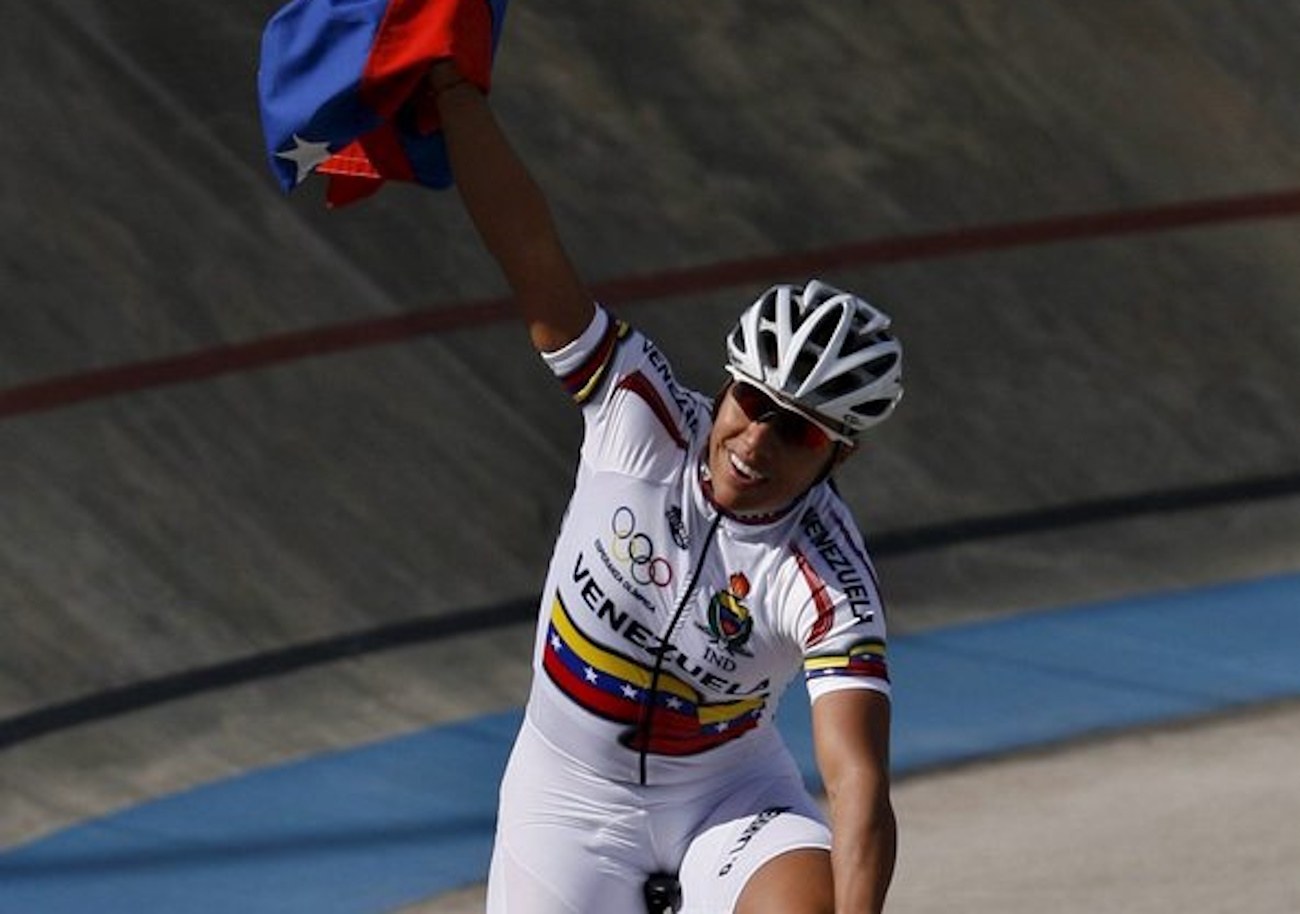 epa00864289 Venezuela's Daniela Larreal celebrates after winning the gold medal in the women's Keirin cycling competition at the South American Games in Mar del Plata, Argentina, Thursday 16  November 2006.  EPA