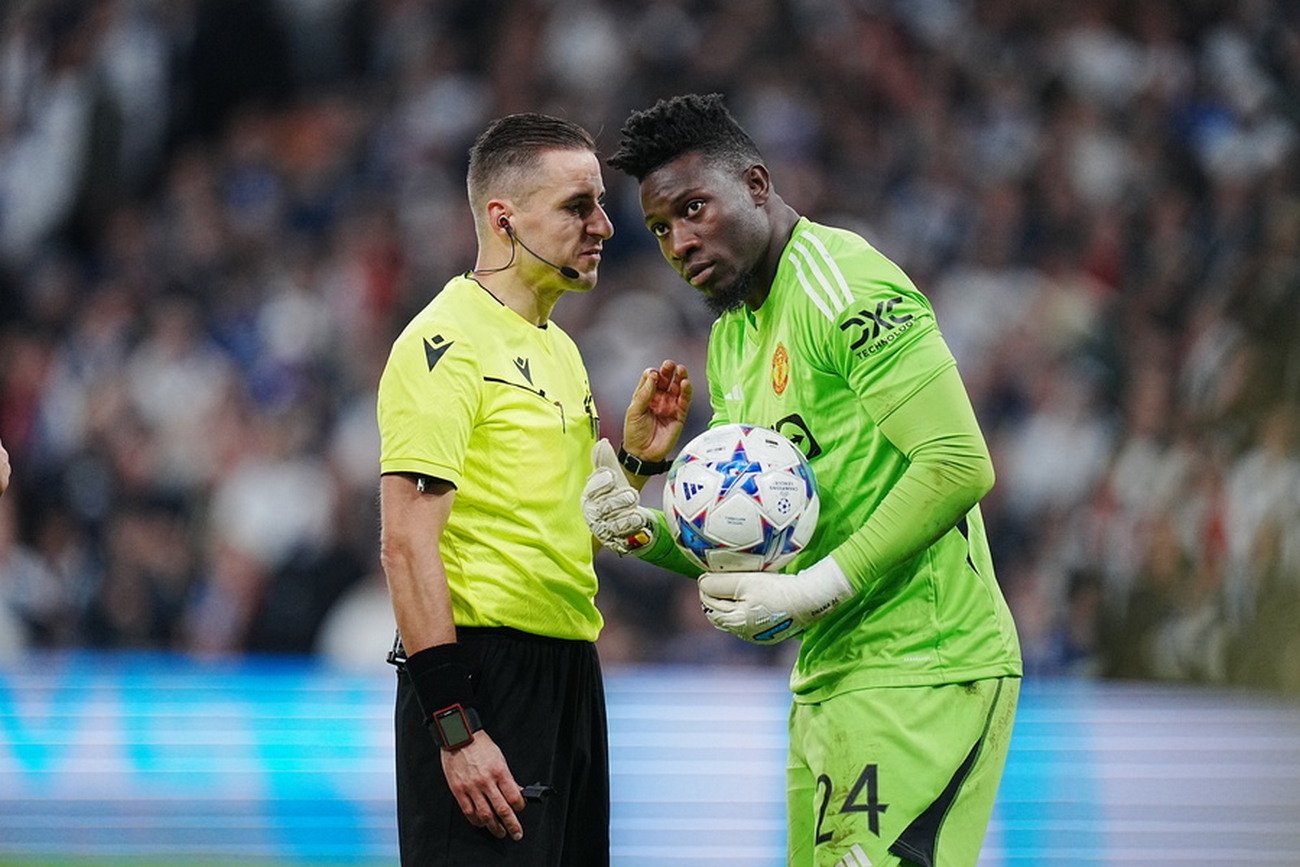 epa10965319 Referee Donatas Rumsas (L) speaks to Manchester United' goalkeeper Andre Onana during the UEFA Champions League Group A soccer match between FC Copenhagen and Manchester United at Parken stadium in Copenhagen, Denmark, 08 November 2023.  EPA