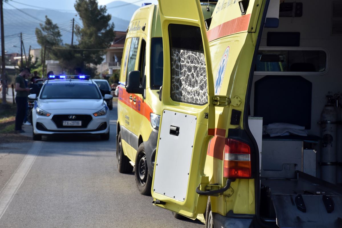 Σαρωνίδα: Τροχαίο με σύγκρουση τριών οχημάτων – Τραυματίστηκε σοβαρά μια γυναίκα, ελαφρύτερα ένας νεαρός 