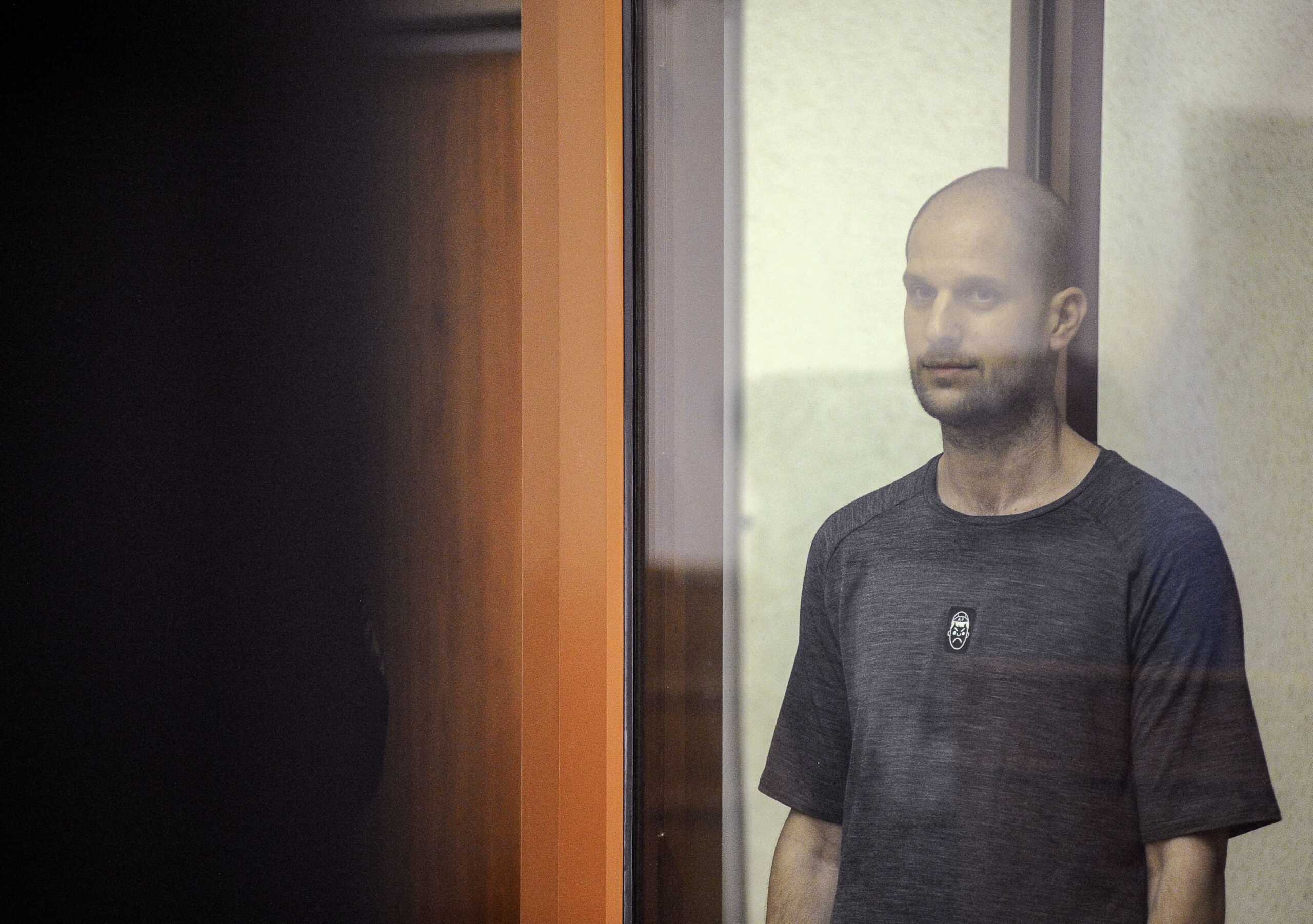 Bloomberg: Η Ρωσία απελευθερώνει τον δημοσιογράφο της WSJ Έβαν Γκέρσκοβιτς κι έναν πρώην πεζοναύτη στο πλαίσιο ανταλλαγής κρατουμένων
