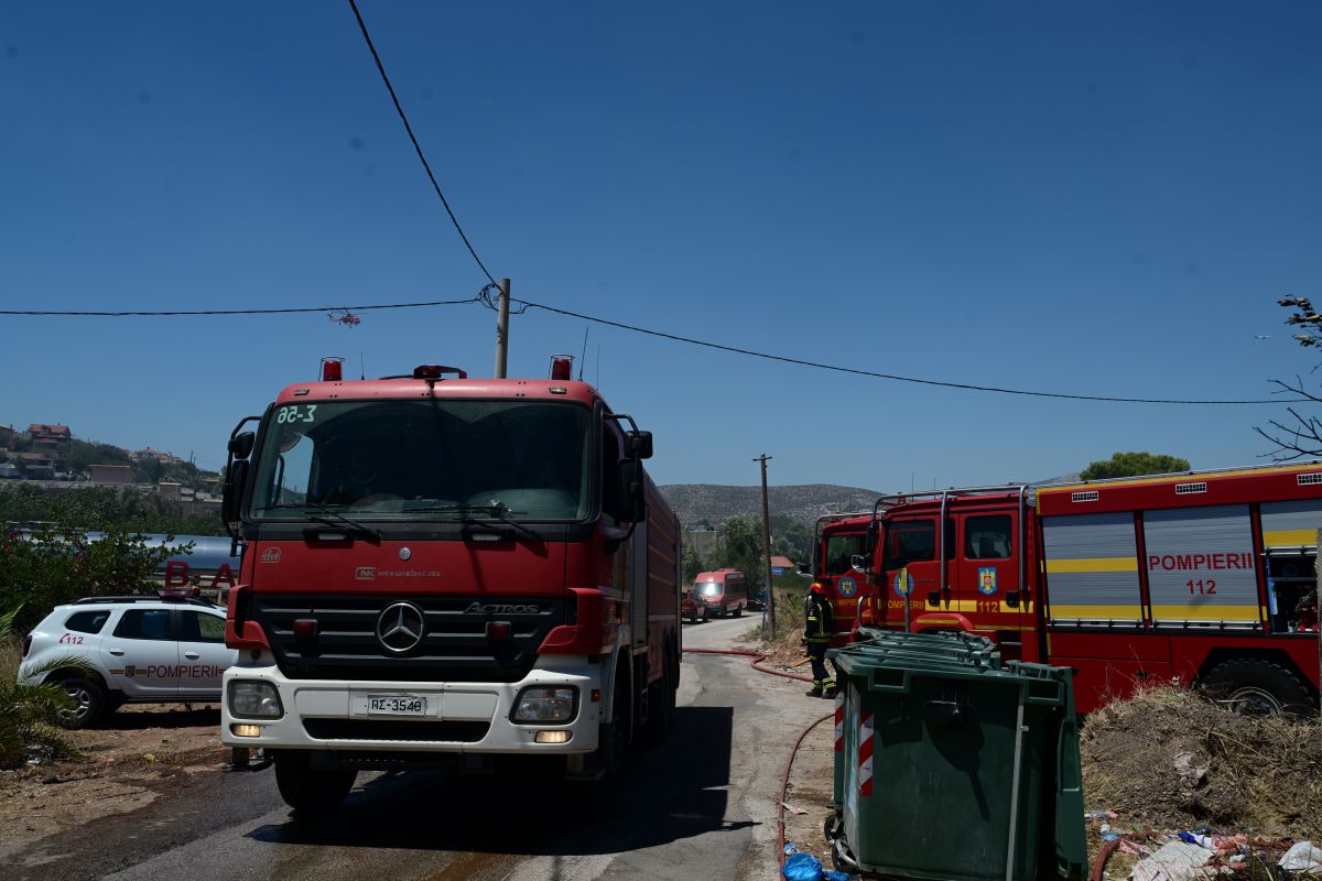 Φωτιά στον Ασπρόπυργο, καίει χαμηλή βλάστηση