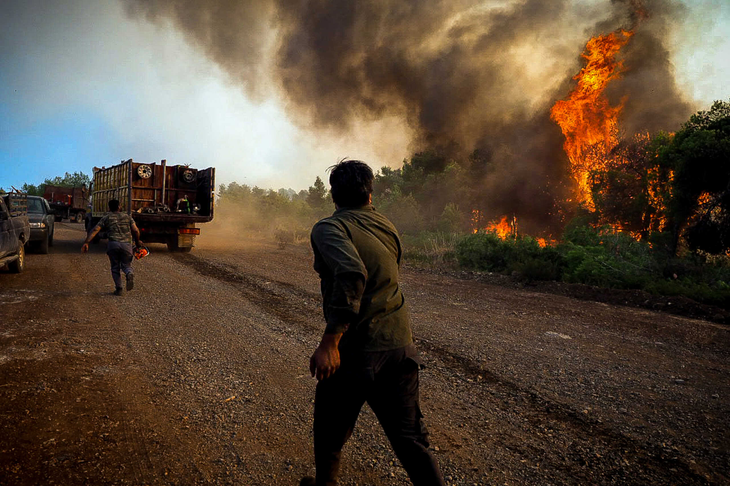 Φωτιές στην Αττική: Μηνύματα του 112 για εκκένωση σε Βαρνάβα και Νέο Μάζι στα Μέγαρα