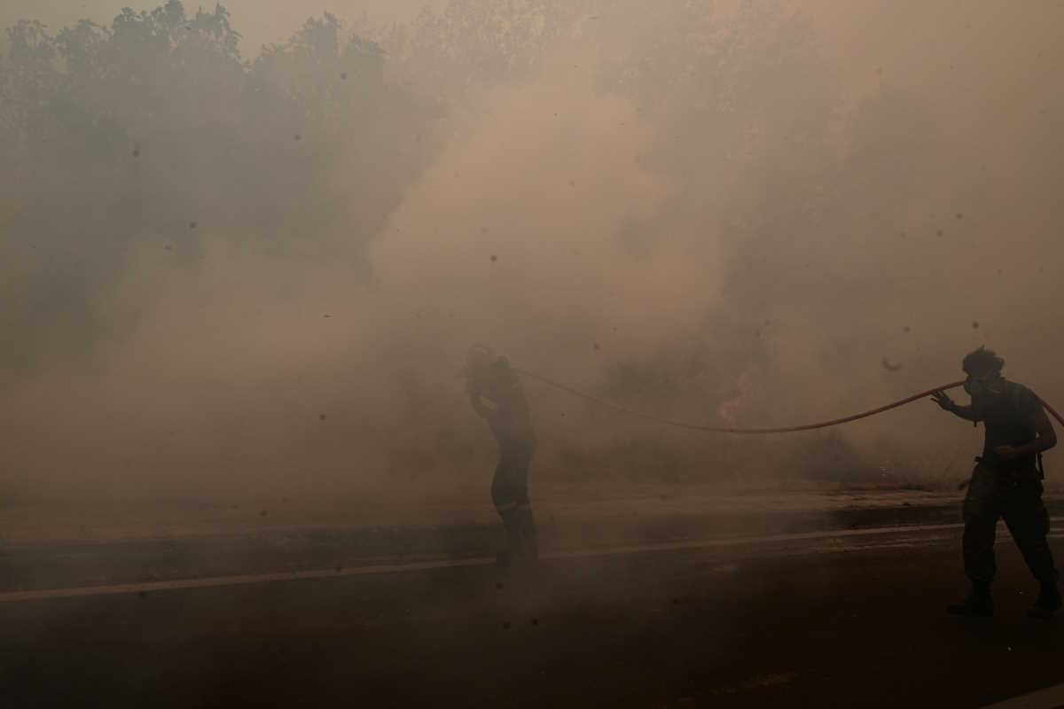 Φωτιά στην Αττική: Οδηγίες προστασίας από την έκθεση στον καπνό και τα αιωρούμενα σωματίδια