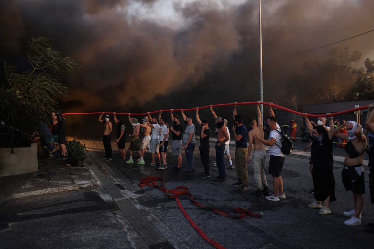 Φωτιά στην Αττική: Κινητά συνεργεία του ΕΟΔΥ στα σημεία φιλοξενίας των πυρόπληκτων