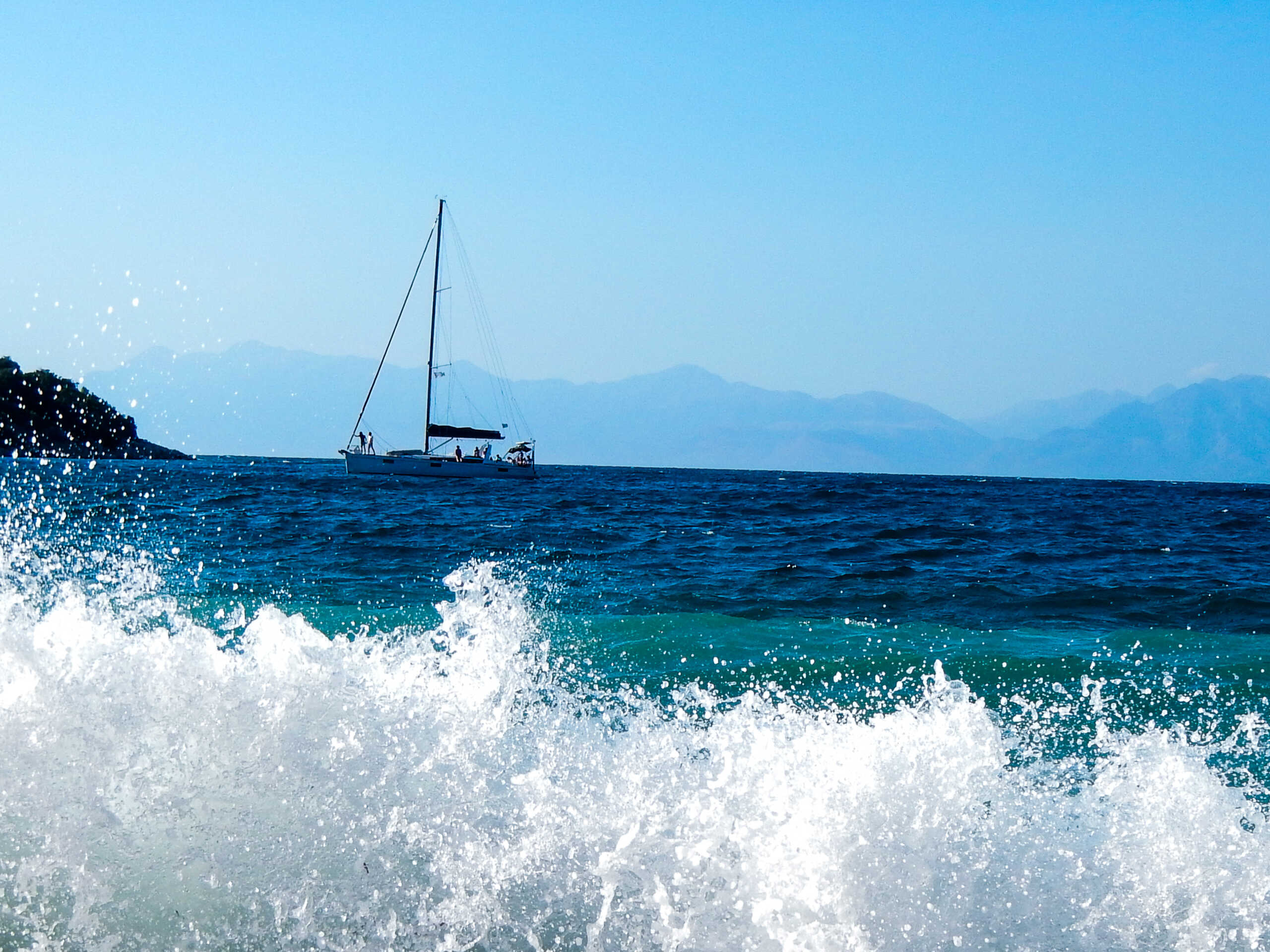 Κορινθιακός Κόλπος: Σώος εντοπίστηκε ο καπετάνιος του ιστιοπλοϊκού – Οι άνεμοι τον έριξαν στη θάλασσα