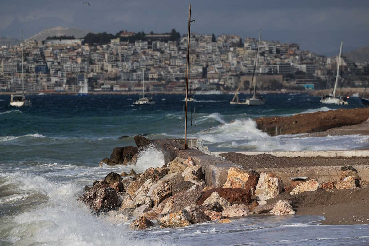 Καιρός σήμερα: Δυναμώνουν οι άνεμοι, έως 38 βαθμούς ο υδράργυρος – Πού θα δούνε βροχές