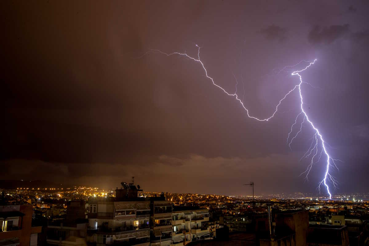 Καιρός: Απότομη αλλαγή με βροχές, καταιγίδες και κεραυνούς τα επόμενα 24ωρα – Πού θα χτυπήσουν τα φαινόμενα