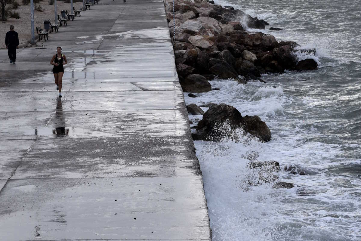 Καιρός σήμερα: «Ανατροπή» με τοπικές βροχές και καταιγίδες – Έως τους 38 βαθμούς ο υδράργυρος