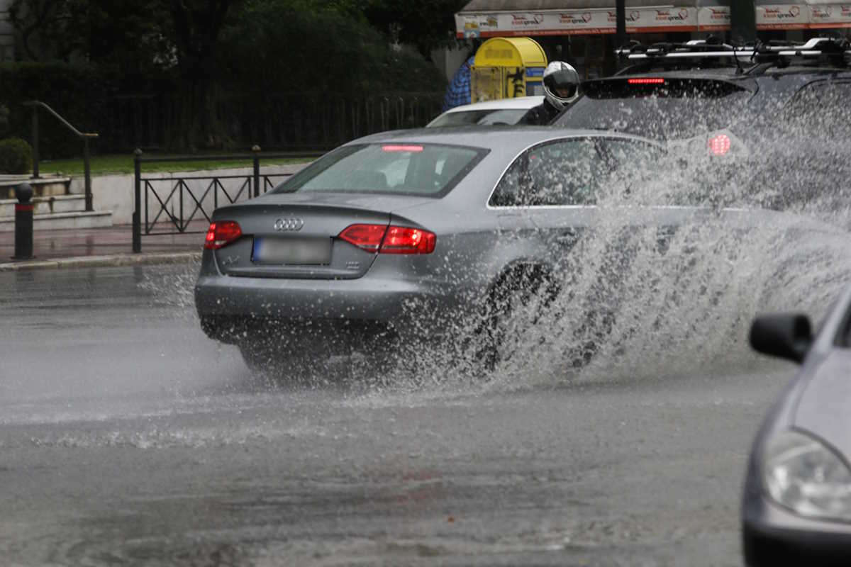 Στιγμιότυπα από την καταιγίδα που σημειώθηκε σήμερα, 17 Νοεμβρίου 2017, στους κεντρικούς δρόμους της Αθήνας. (EUROKINISSI