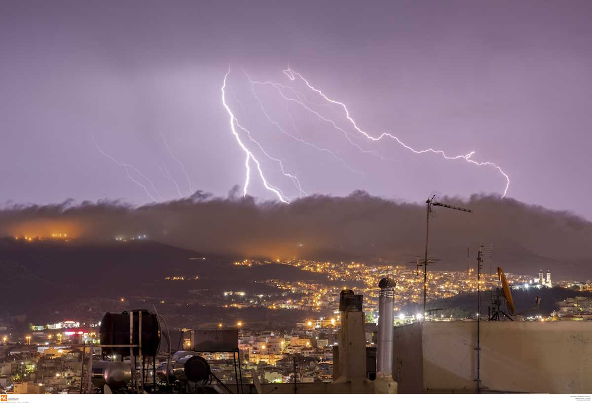 Κακοκαιρία: Μηνύματα από το 112 σε όλη τη Δυτική Ελλάδα για τις ισχυρές καταιγίδες – «Βροχή» από χιλιάδες κεραυνούς