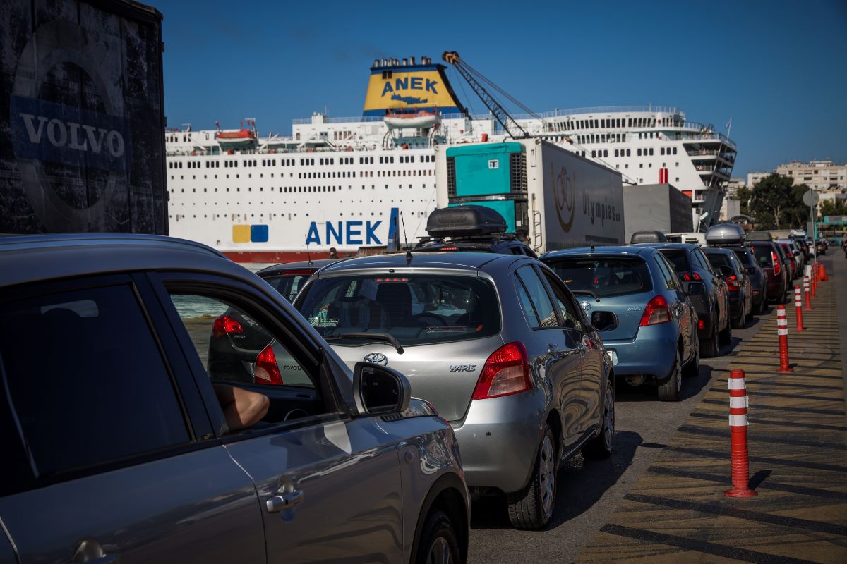 Κίνηση στους δρόμους: Η έξοδος του Αυγούστου προκαλεί «έμφραγμα» στο Λιμάνι του Πειραιά – Στο κόκκινο και η Αθηνών – Κορίνθου