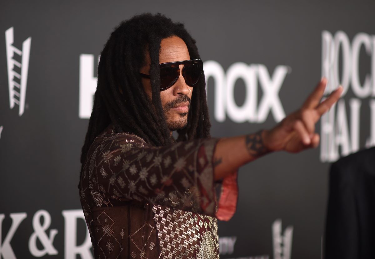 Lenny Kravitz: Στο μπαλκόνι του ξενοδοχείου του με φόντο την Ακρόπολη – Χαλαρός πριν το μεγάλο live στο ΟΑΚΑ