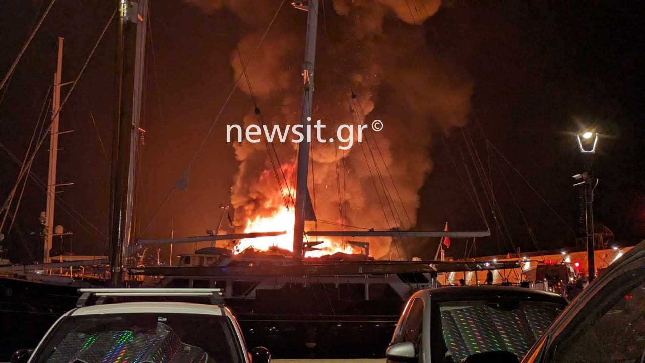 Μαρίνα Ζέας: Παρανάλωμα φωτιάς έγιναν 3 σκάφη – Τραυματίας 1 πυροσβέστης – Νέες φωτογραφίες και βίντεο