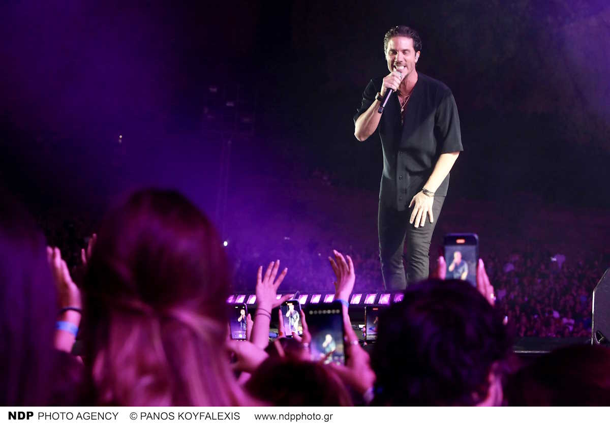 Νίκος Οικονομόπουλος: Του πέταξαν αναπτήρα στη σκηνή – Πώς αντέδρασε ο τραγουδιστής