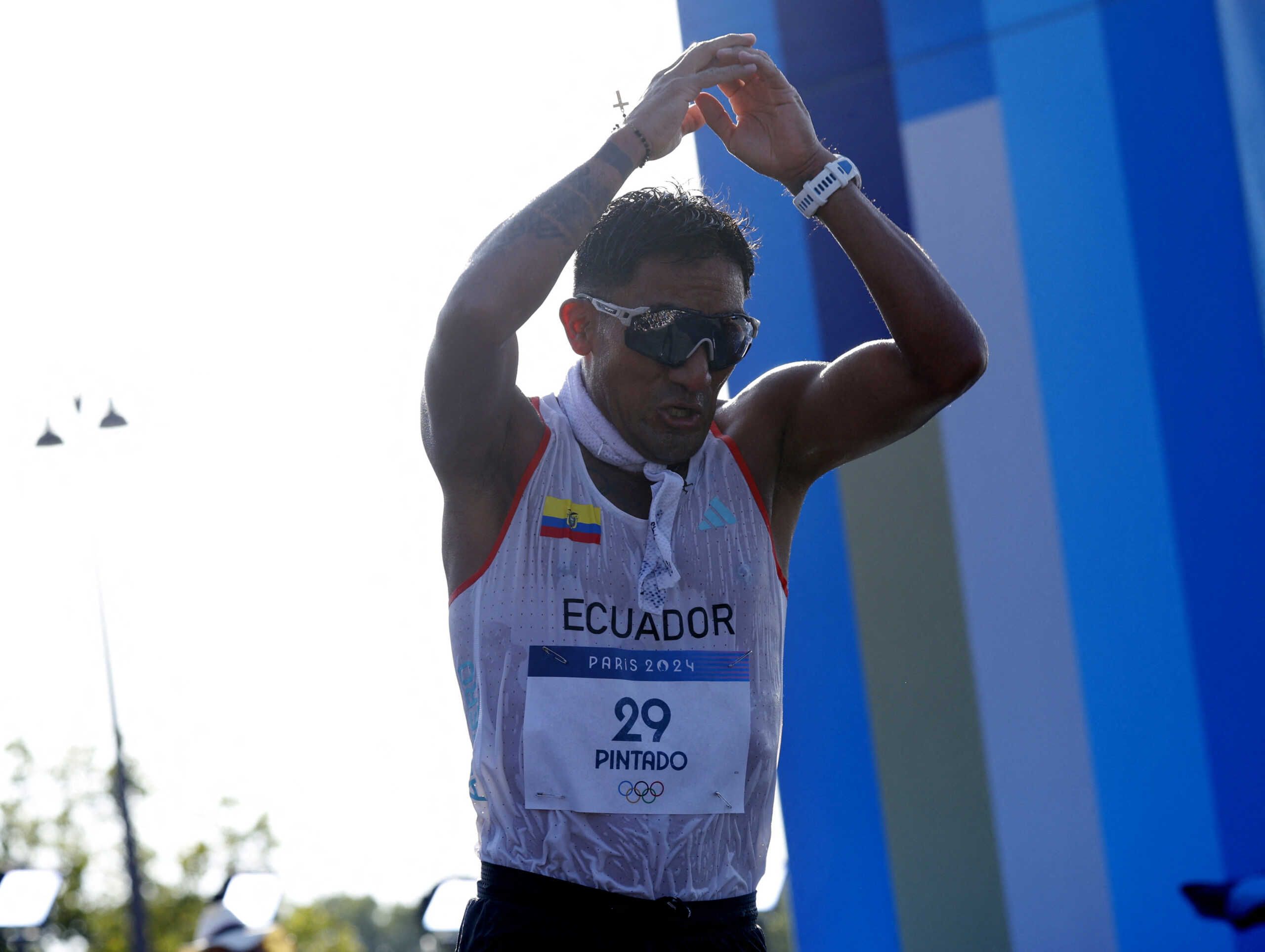 Paris 2024 Olympics - Athletics - Men's 20km Race Walk - Trocadero, Paris, France - August 01, 2024. Brian Daniel Pintado of Ecuador celebrates after crossing the line to win gold. REUTERS