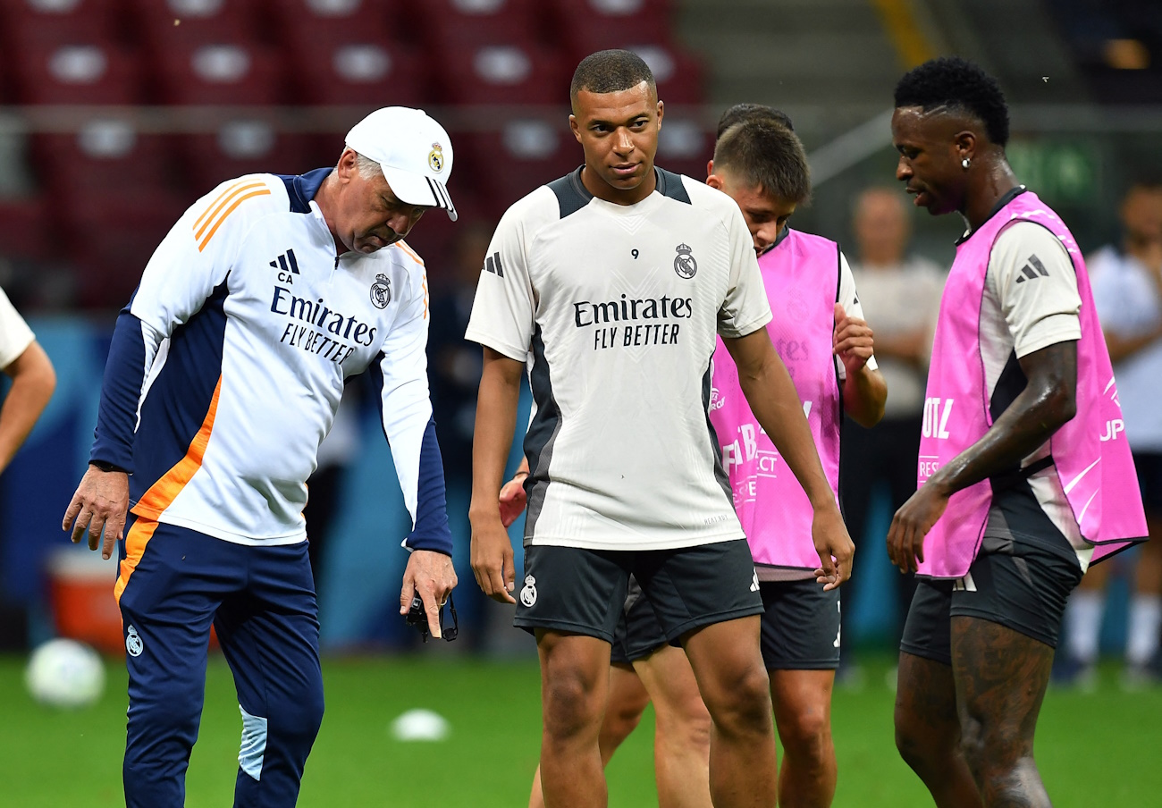 Soccer Football - UEFA Super Cup - Real Madrid Training - National Stadium, Warsaw, Poland - August 13, 2024 Real Madrid coach Carlo Ancelotti, Vinicius Junior and Kylian Mbappe during training REUTERS