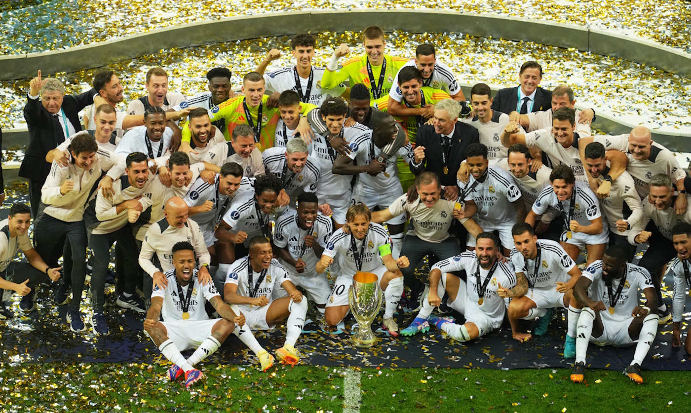 Soccer Football - Super Cup - Real Madrid v Atalanta - National Stadium, Warsaw, Poland - August 14, 2024 Real Madrid players celebrate with the trophy after winning the Super Cup REUTERS