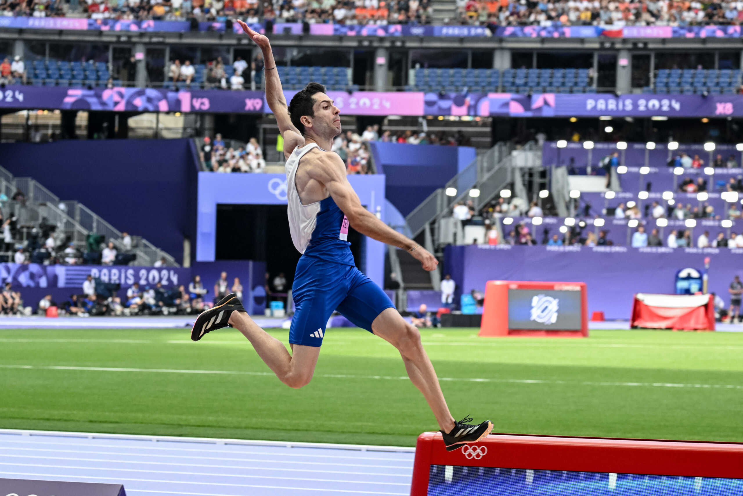 Ο Mίλτος Τεντόγλου με ένα άλμα στον τελικό  του μήκους των Ολυμπιακών Αγώνων