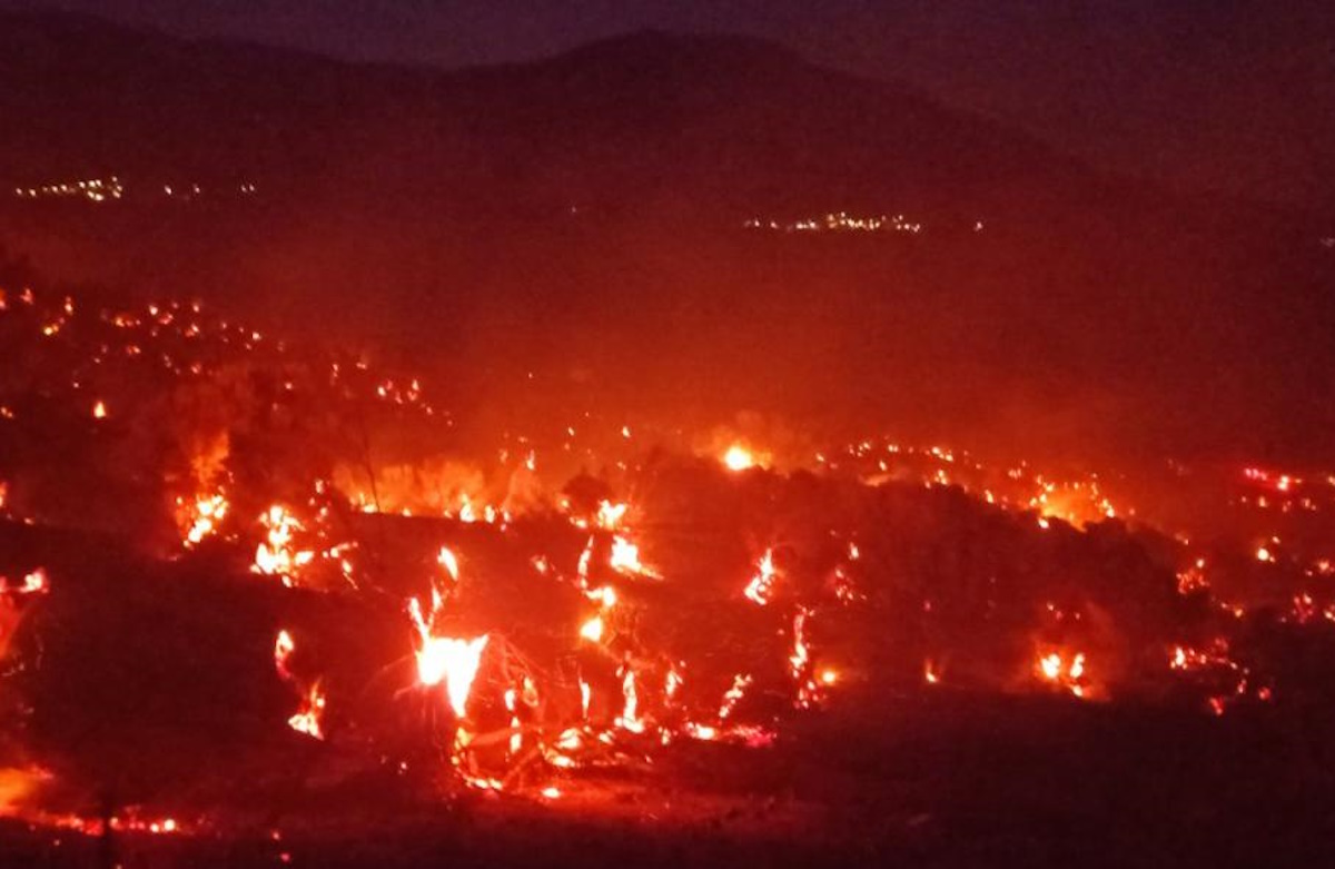 Ρέθυμνο: Νυχτερινή μάχη με τη φωτιά και τον αέρα – Μεγάλη δύναμη της Πυροσβεστικής με δασοκομάντος από Αθήνα