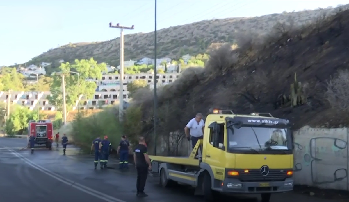 Φωτιά στο Κορωπί μετά από τροχαίο – Στο νοσοκομείο βαριά τραυματισμένος ένας οδηγός