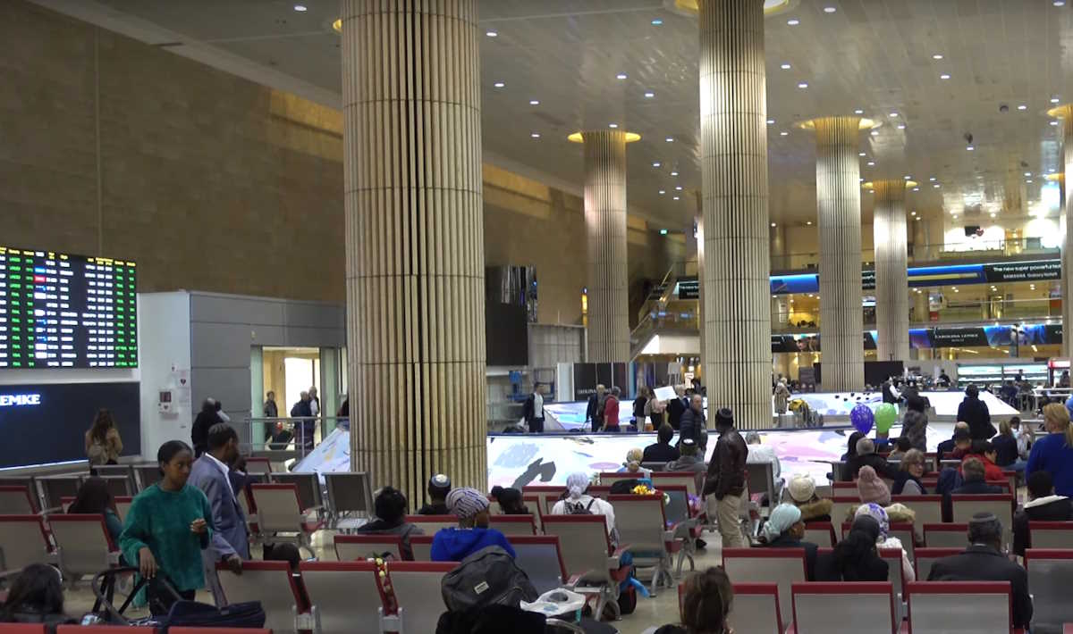 Ισραήλ: Χάος στο αεροδρόμιο του Τελ Αβίβ με χιλιάδες επιβάτες να αναζητούν τις τελευταίες πτήσεις για να φύγουν