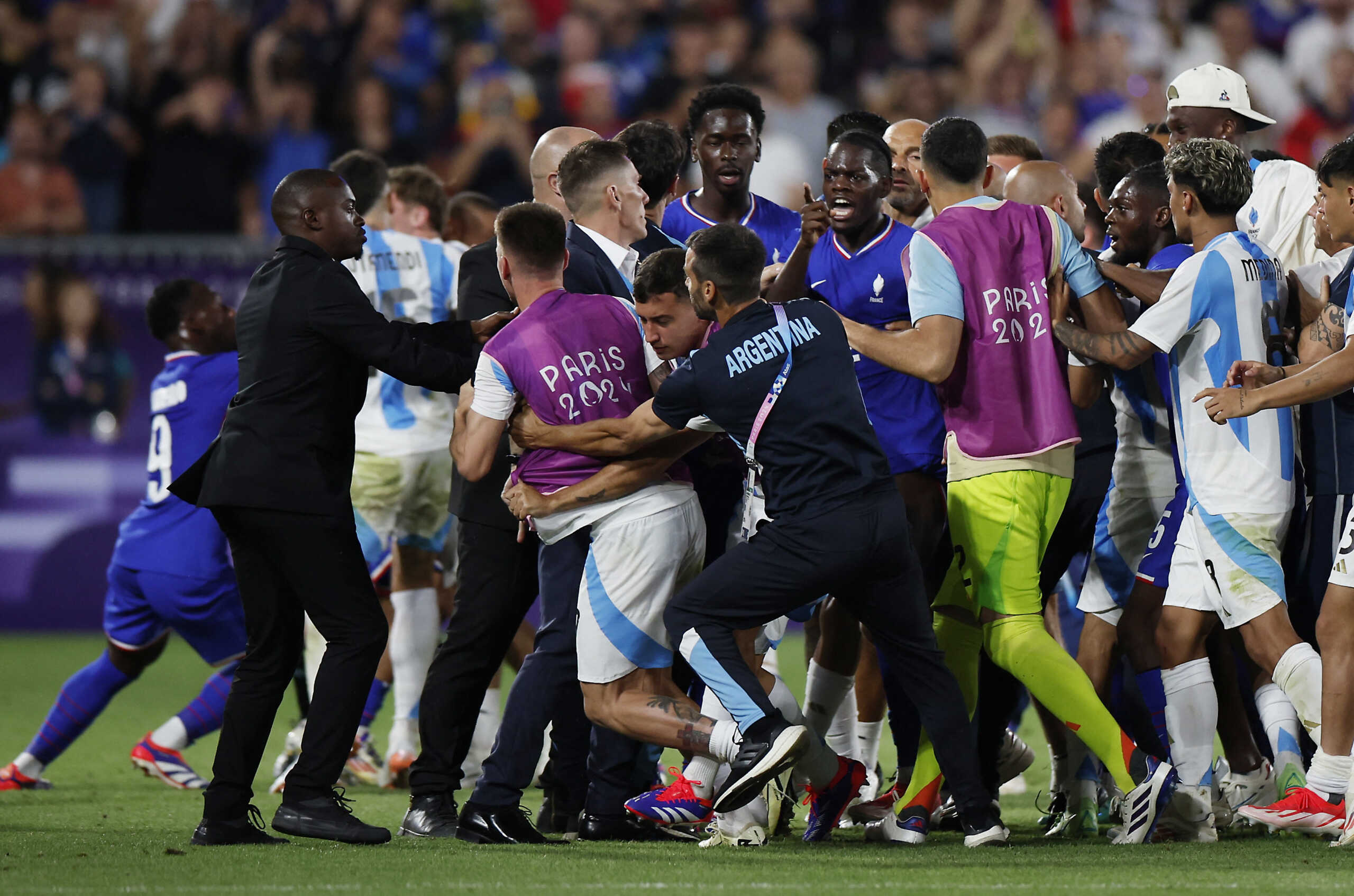 Paris 2024 Olympics - Football - Men's Quarter-final - France vs Argentina - Bordeaux Stadium, Bordeaux, France - August 02, 2024. Castello Lukeba of France clashes with Argentina players after the match. REUTERS