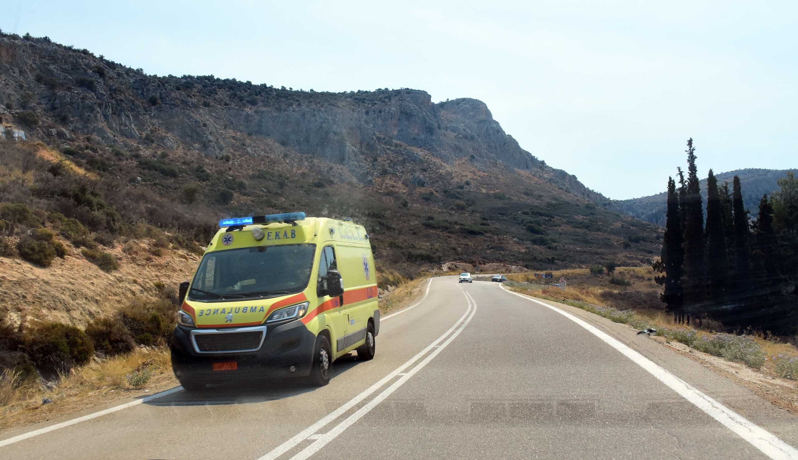 Ναύπλιο - Μεγάλη κλάρα ευκάλυπτου αποκόπηκε από το δέντρο και κατά την πτώση της τραυμάτισε λουόμενο στην παραλία της Καραθώνας το μεσημέρι της Πέμπτης 24 Αυγούστου
Σύμφωνα με πληροφορίες η κλάρα αποκόπηκε ξαφνικά και χτύπησε στο κεφάλι τον άτυχο άνδρα  που ήταν καθισμένος με την παρέα του στη σκιά του δέντρου.
Λουόμενοι και ναυαγοσώστες έδωσαν τις πρώτες βοήθειες και ειδοποιήθηκε το ΕΚΑΒ που παρέλαβε τον τραυματία και τον μετέφερε στο νοσοκομείο. (Βασίλης Παπαδόπουλος-Eurokinissi)