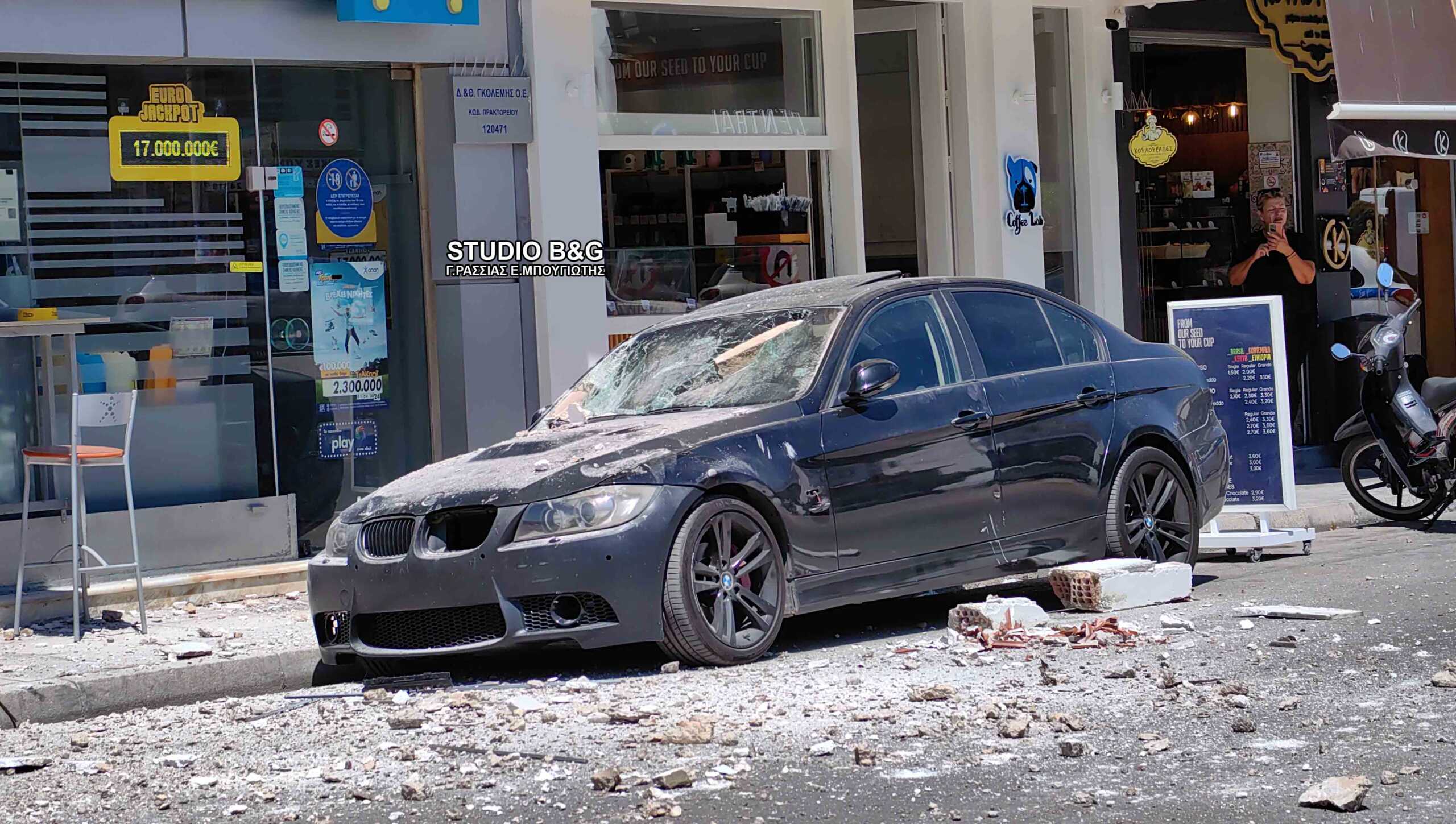 Ναύπλιο: Κατέρρευσε μπαλκόνι πάνω σε αυτοκίνητα – Δεν υπήρξαν τραυματισμοί