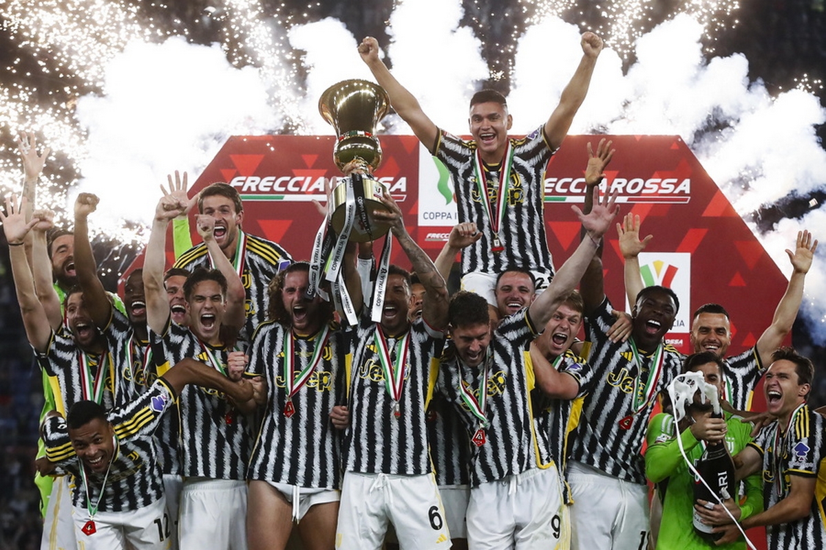 epaselect epa11343384 Players of Juventus celebrate with the trophy after winning the Italian Cup final soccer match between Atalanta BC and Juventus FC, in Rome, Italy, 15 May 2024.  EPA