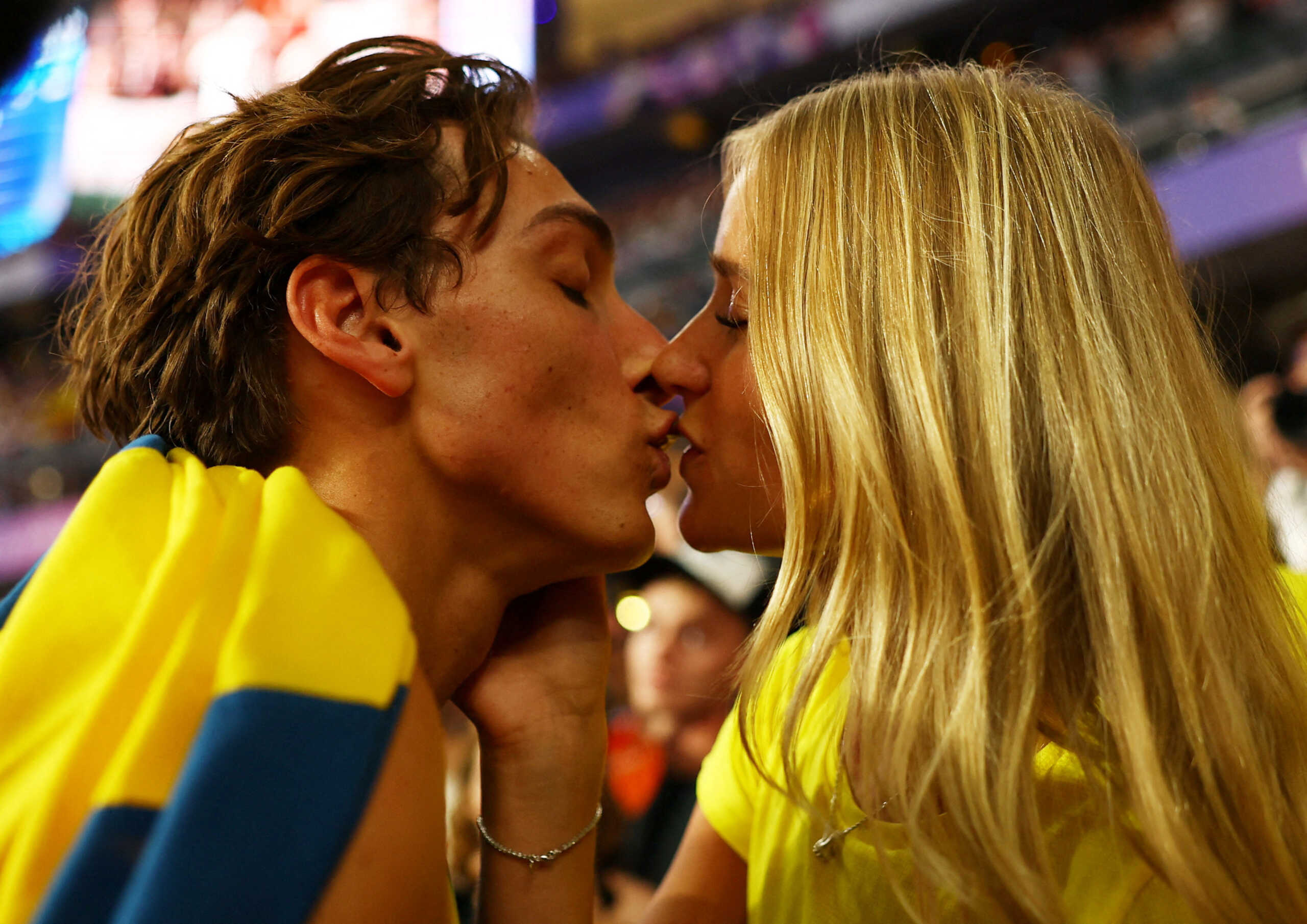 Paris 2024 Olympics - Athletics - Men's Pole Vault Final - Stade de France, Saint-Denis, France - August 05, 2024. Armand Duplantis of Sweden celebrates with his partner Desire Inglander after winning gold and establishing a world record. REUTERS