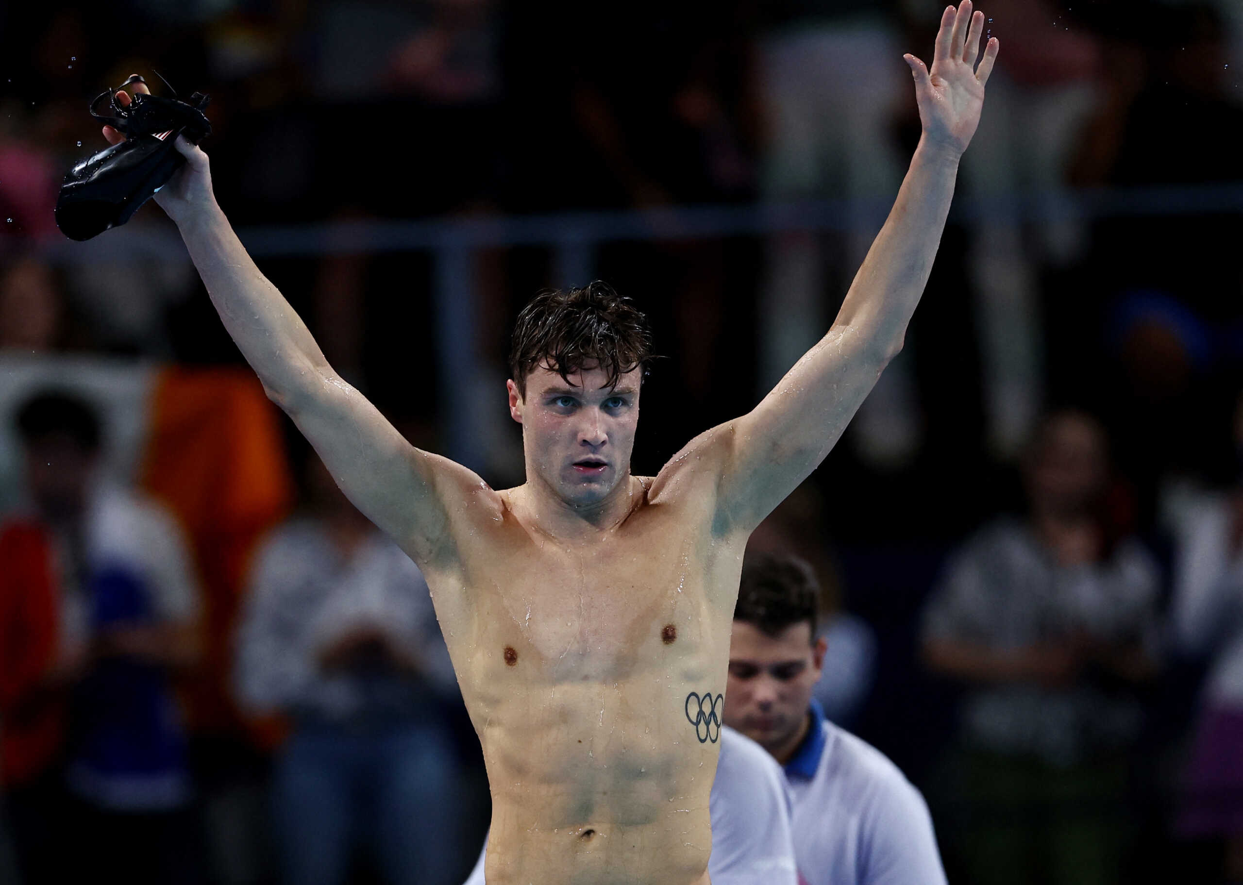 Paris 2024 Olympics - Swimming - Men's 1500m Freestyle Final - Paris La Defense Arena, Nanterre, France - August 04, 2024. Bobby Finke of United States celebrates after winning the race, breaking a world record and securing the gold medal REUTERS