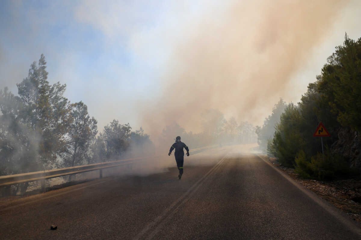 Φωτιά στην Αττική: Οι άνεμοι θα κοπάσουν μετά τις 19:00, λέει ο Θοδωρής Κολυδάς