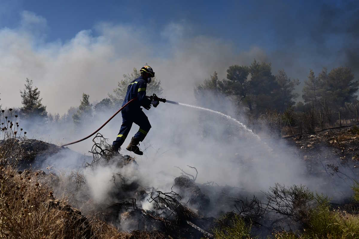 Φωτιά στα Καλύβια Θορικού: Σηκώθηκαν τα εναέρια μέσα