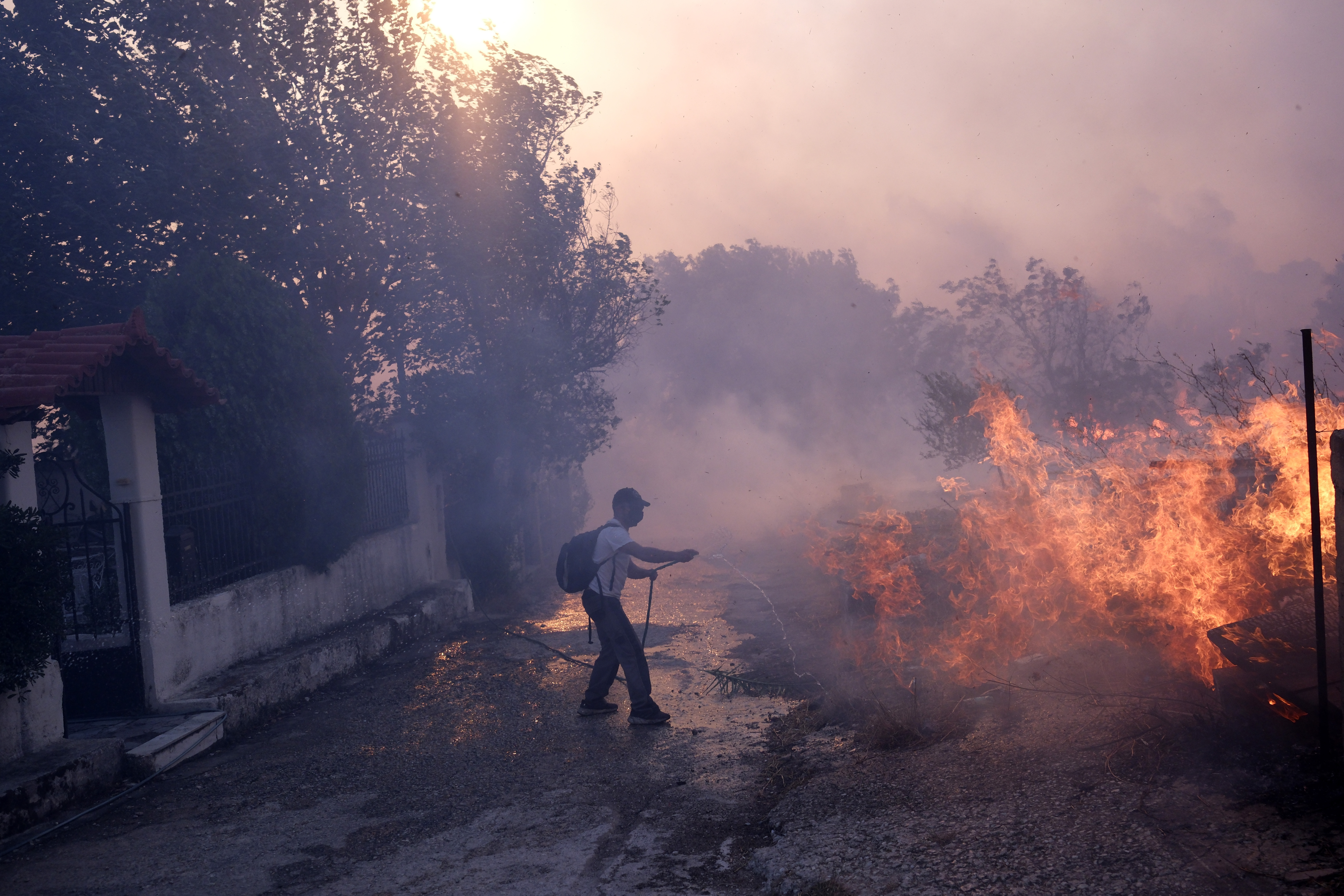 Φωτιά στην Αττική: Άνεμοι έως 6 μποφόρ σήμερα – Νέα ενίσχυση από την Πέμπτη