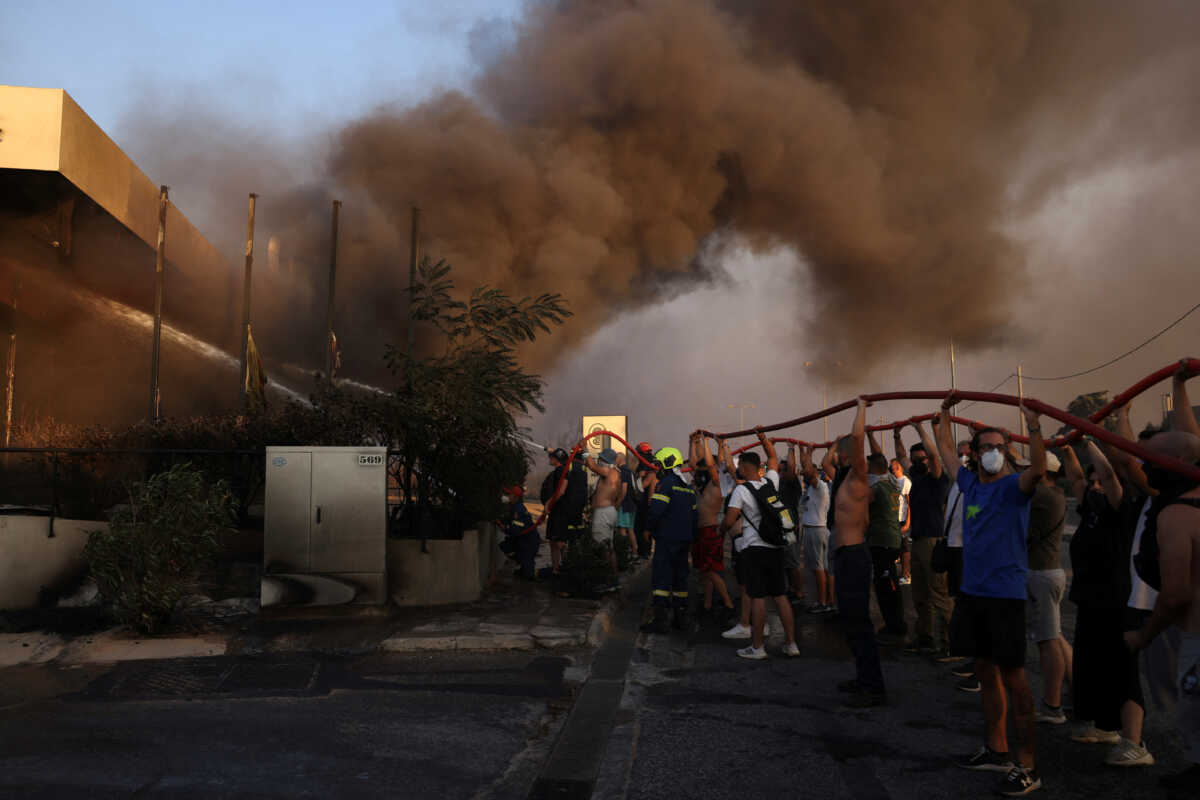 Φωτιά στην Αττική: Μεγάλη αναζωπύρωση στη Νέα Μάκρη – Καλύτερη η εικόνα στα υπόλοιπα μέτωπα