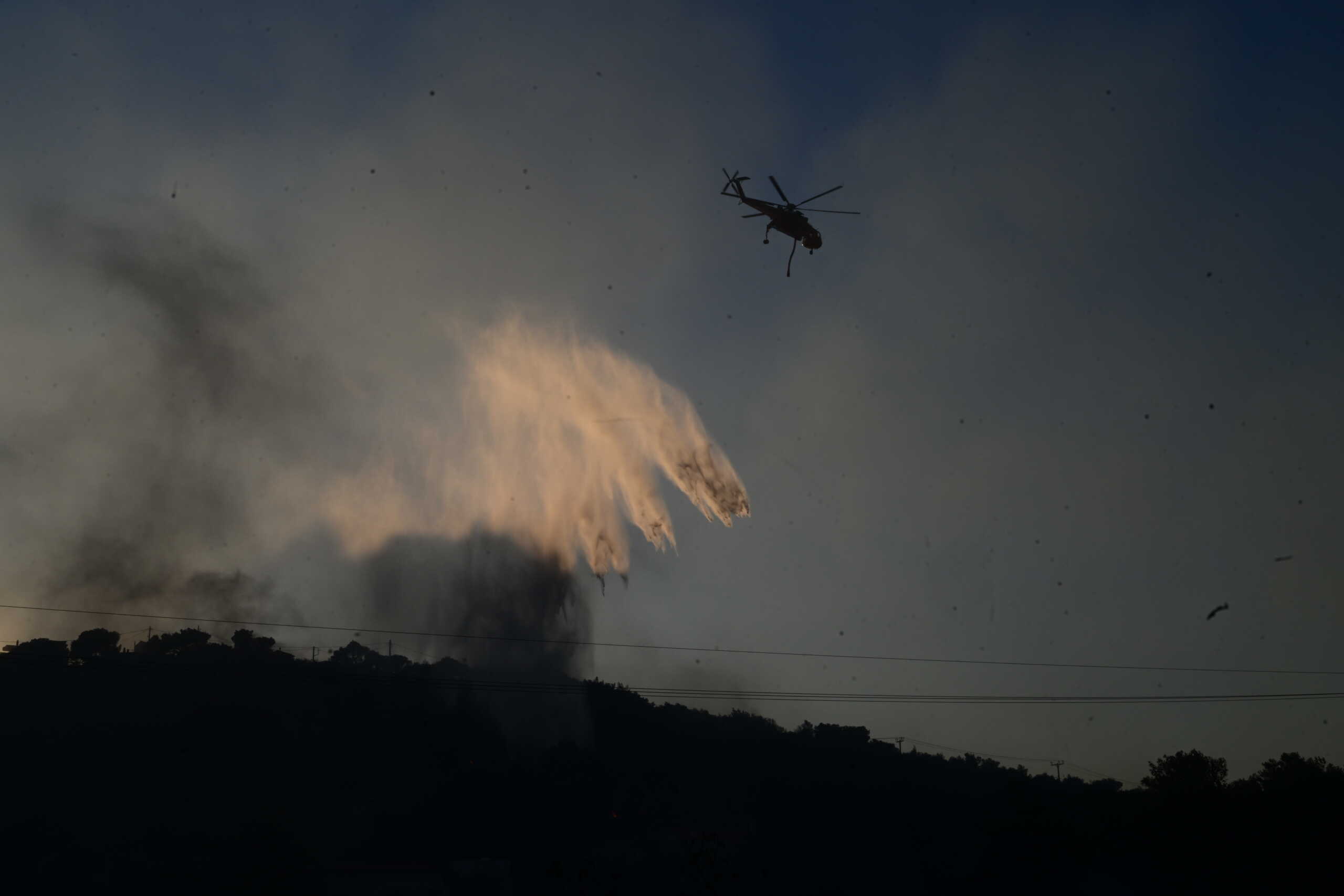 Φωτιά στην Αττική: Στην Αθήνα δύο πυροσβεστικά αεροπλάνα κι ένα ελικόπτερο από την Τουρκία