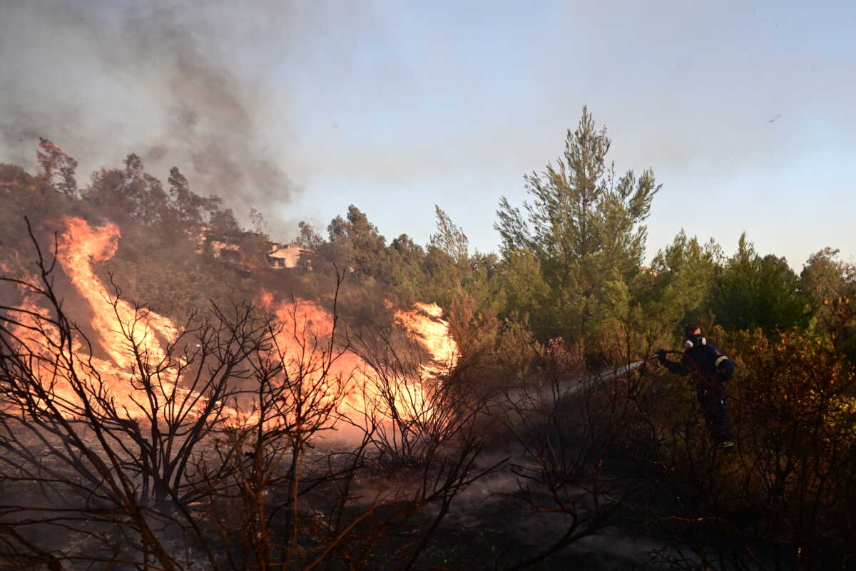 Φωτιά στην Αττική: Νέα έκτακτη σύσκεψη υπό τον υπαρχηγό της Πυροσβεστικής με τη συμμετοχή Χαρδαλιά και δημάρχων