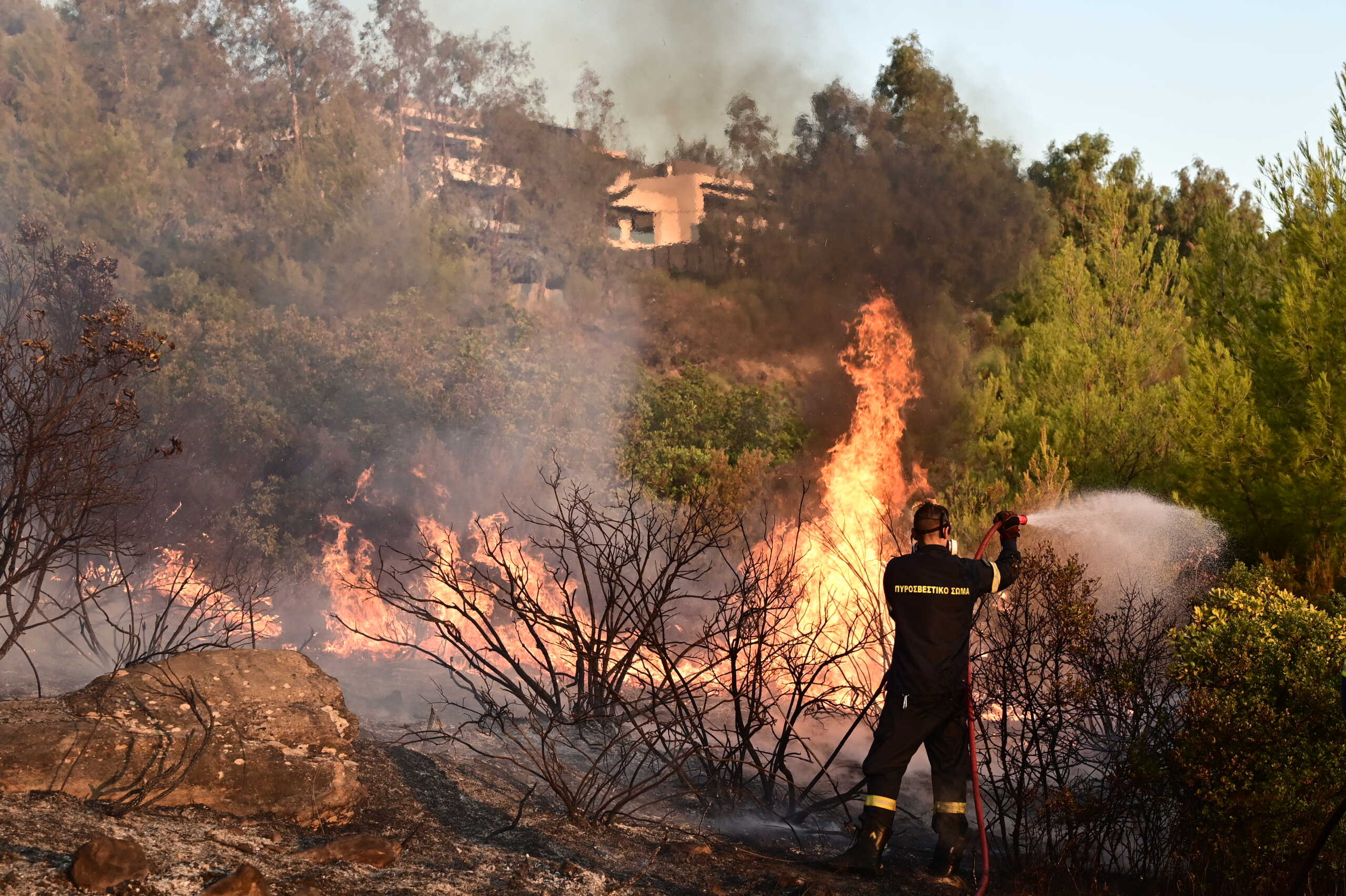 Φωτιά στην Αττική: Απανωτά μηνύματα του 112 – Εκκενώνονται τα νοσοκομεία Πεντέλης και 7 περιοχές